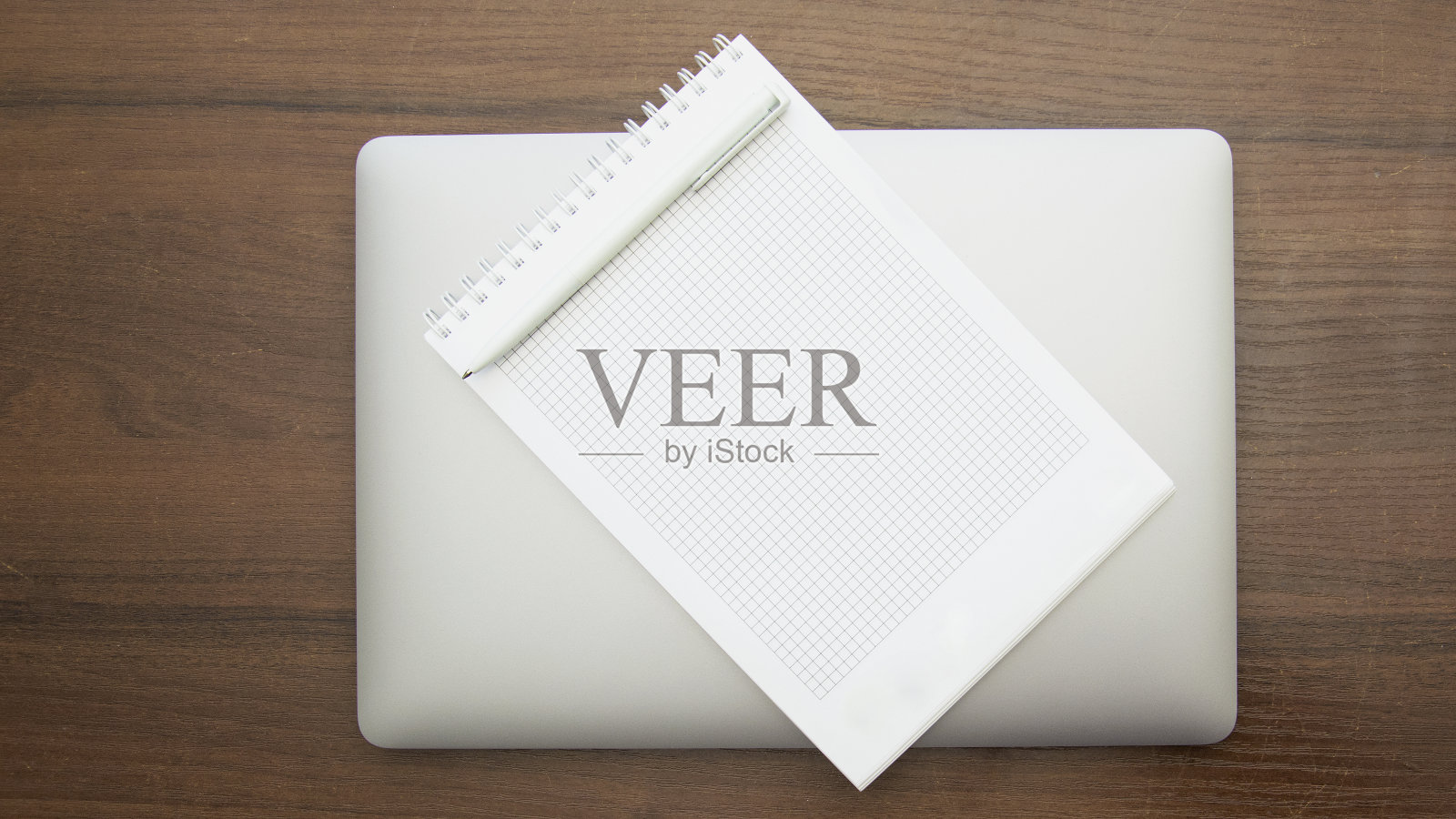 一只漂亮的铅笔放在一个大笔记本上照片摄影图片