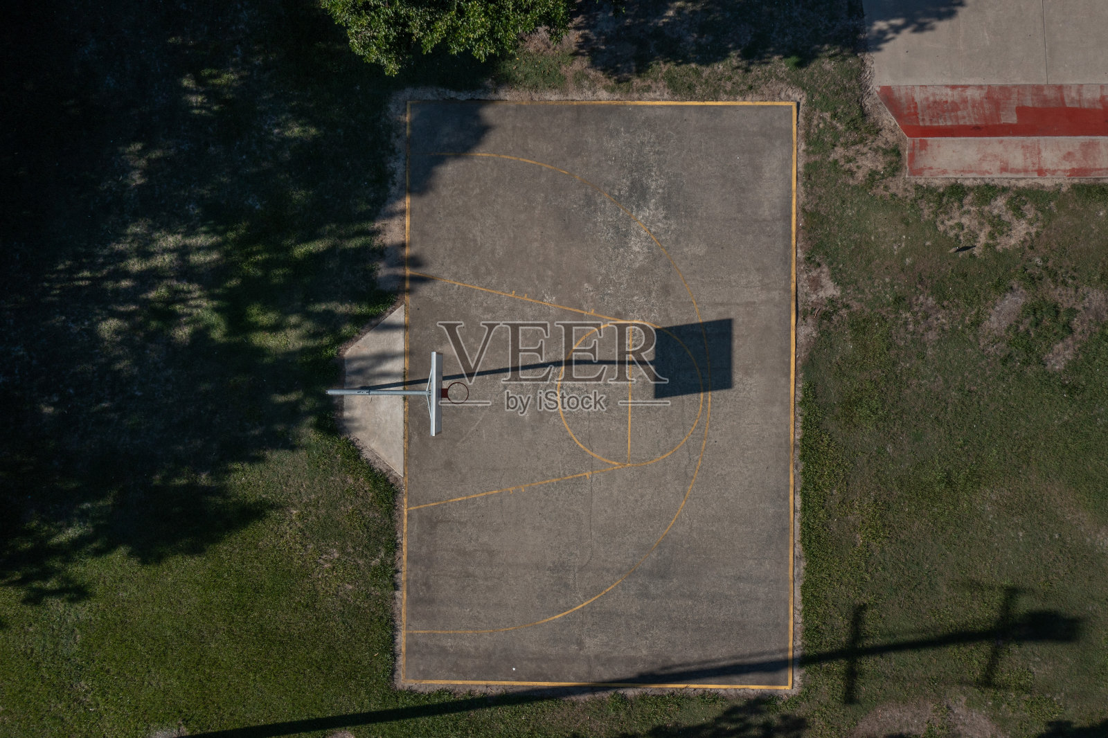 夕阳下的篮球半场视野照片摄影图片