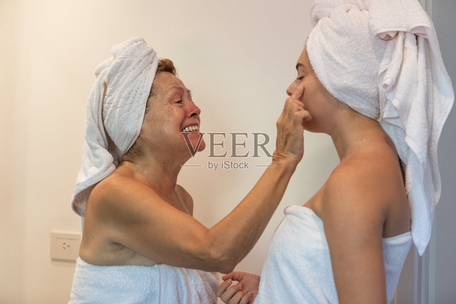 奶奶和孙女在用面霜照片摄影图片