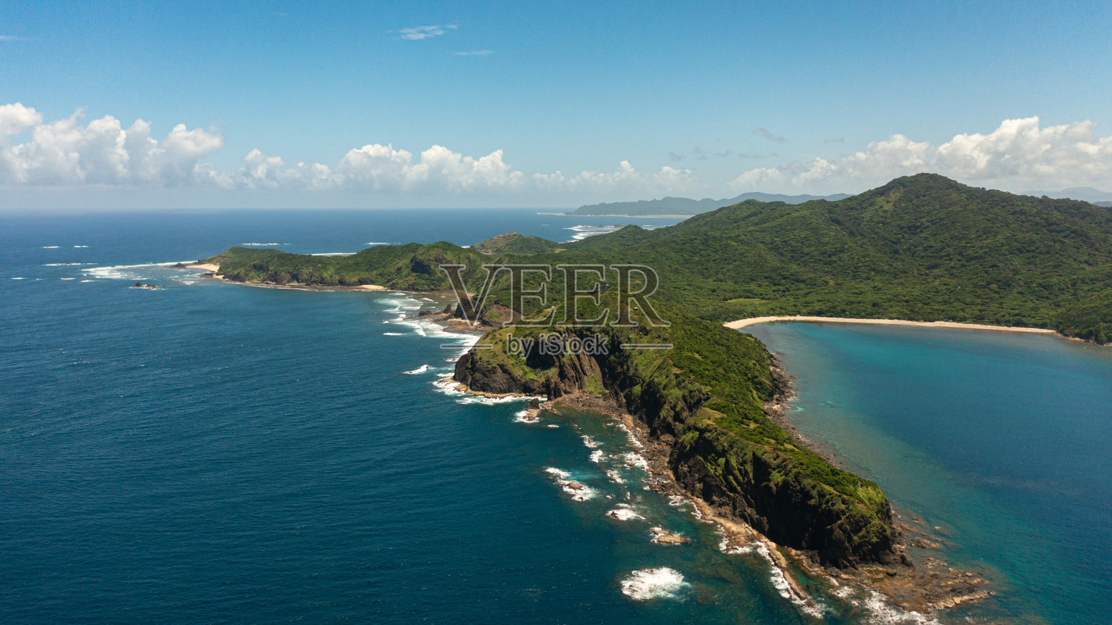 一个热带岛屿和大海。照片摄影图片