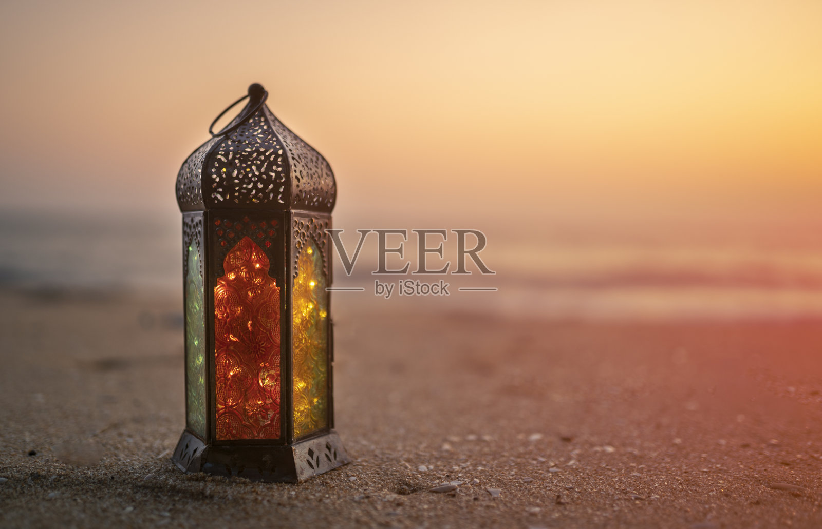 开斋节灯在海滩上照片摄影图片