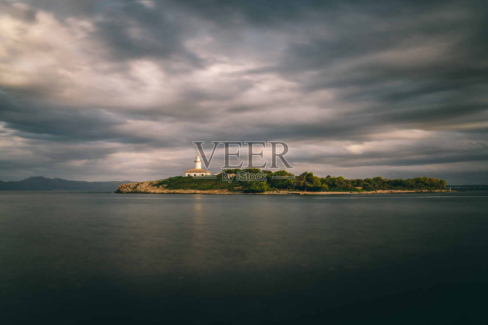 Alcanada灯塔(Faro de Alcanada)建于1861年，位于距离西班牙马略卡岛阿尔库迪亚5公里的一座小岛上。照片摄影图片