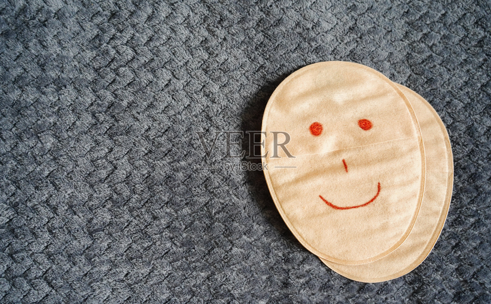 有笑脸和遮阳伞的造口包。结肠癌日照片摄影图片