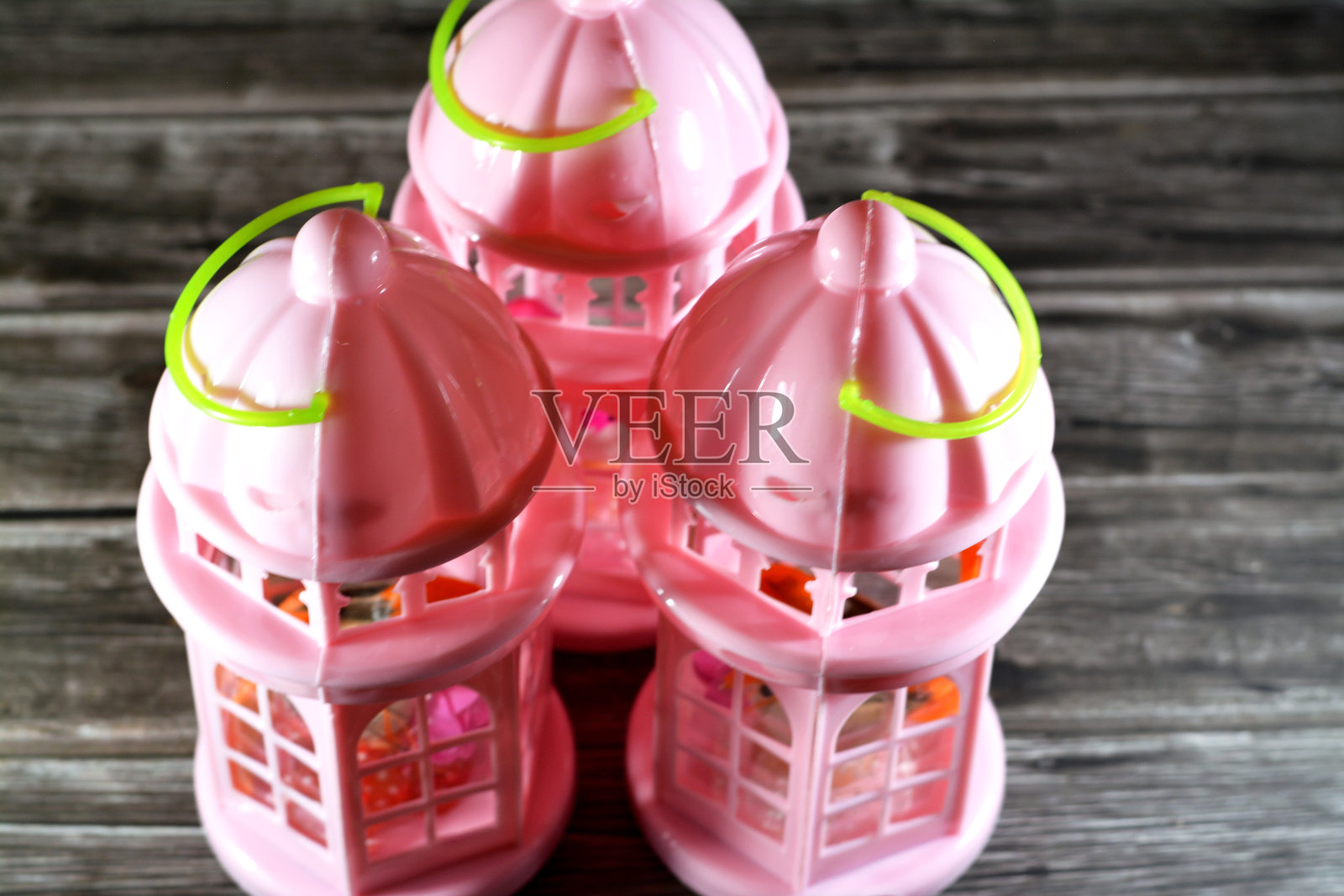 斋月灯或法诺斯斋月作为庆祝伊斯兰教斋戒日的节日，在阿拉伯伊斯兰国家，宗教神圣的斋戒日在穆斯林中，选择性聚焦塑料法诺斯照片摄影图片