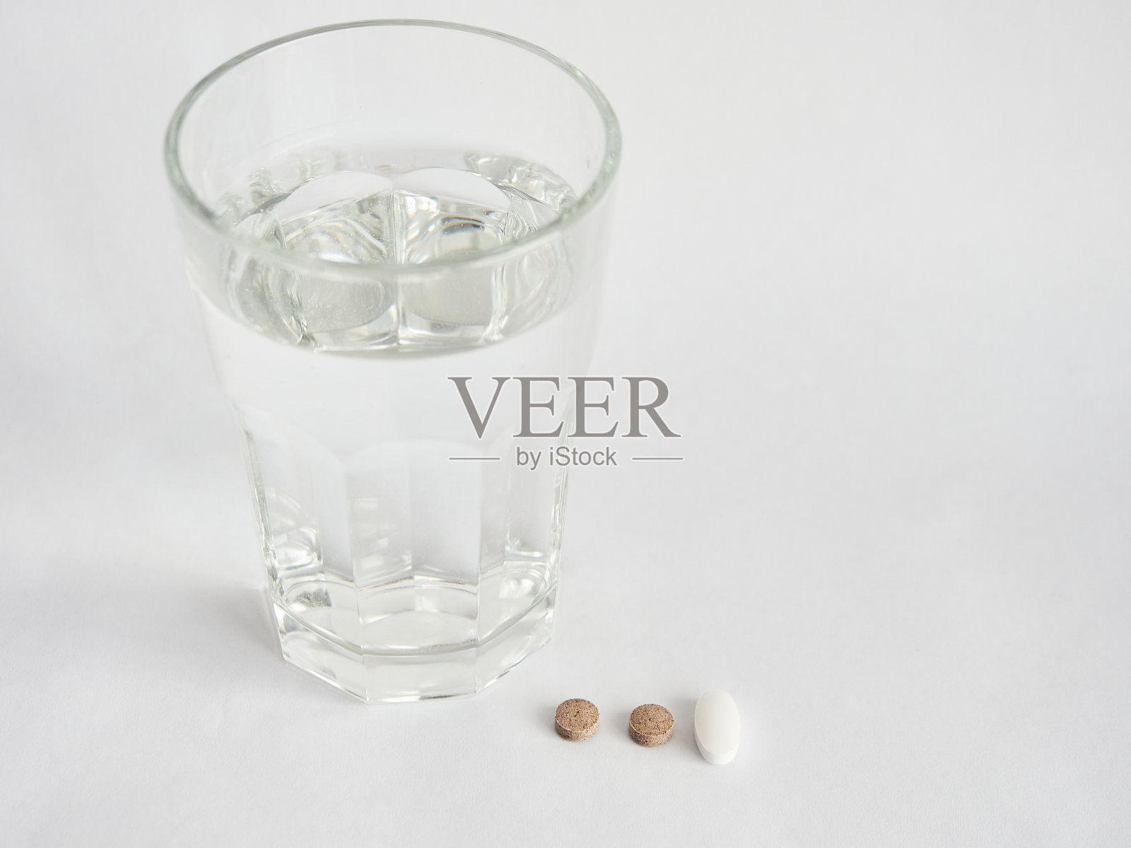 止痛药放在桌子上。照片摄影图片