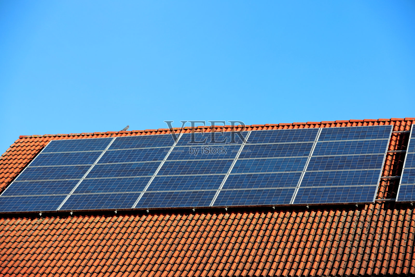 安装在屋顶上的太阳能电池板照片摄影图片