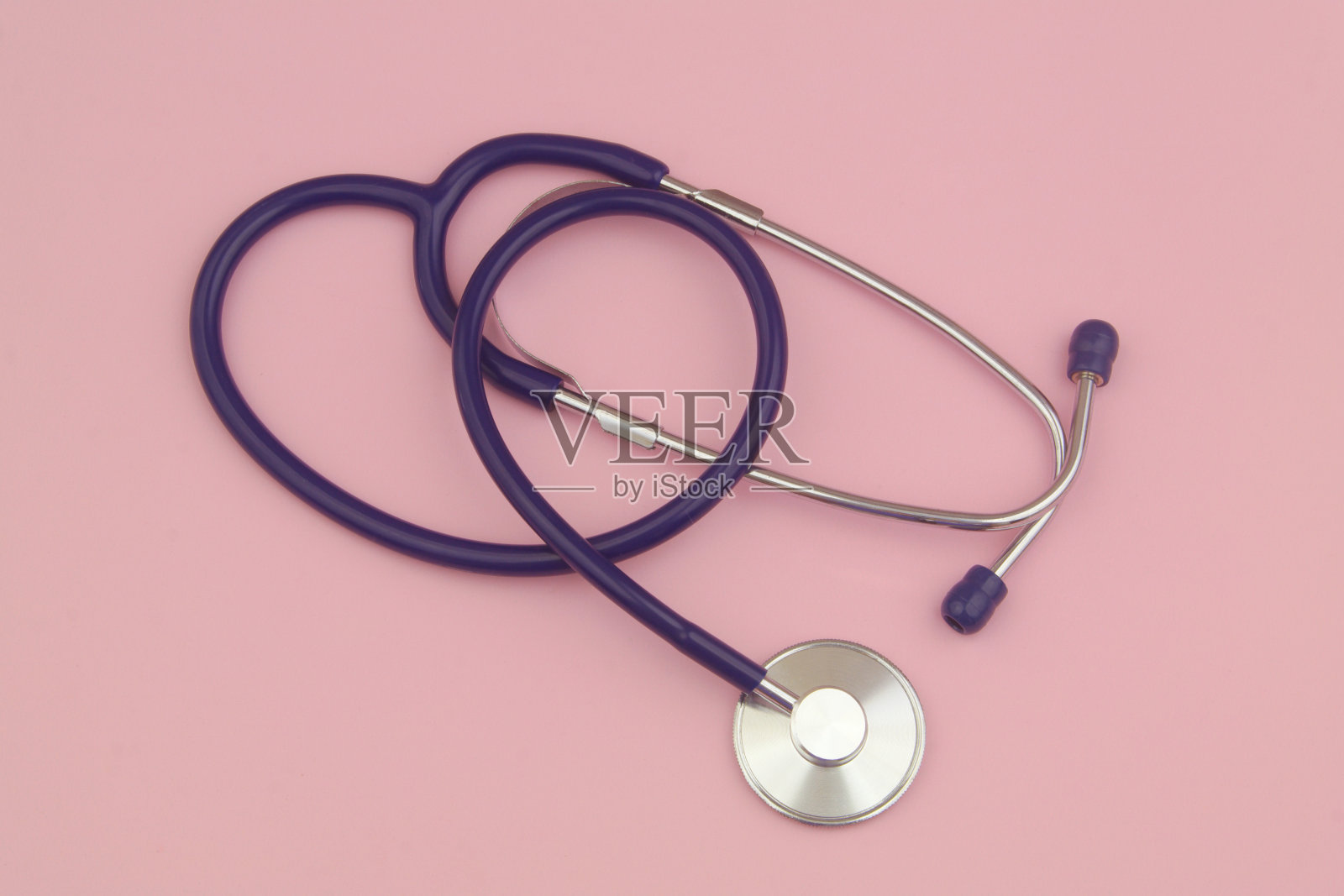 粉色背景听诊器。照片摄影图片