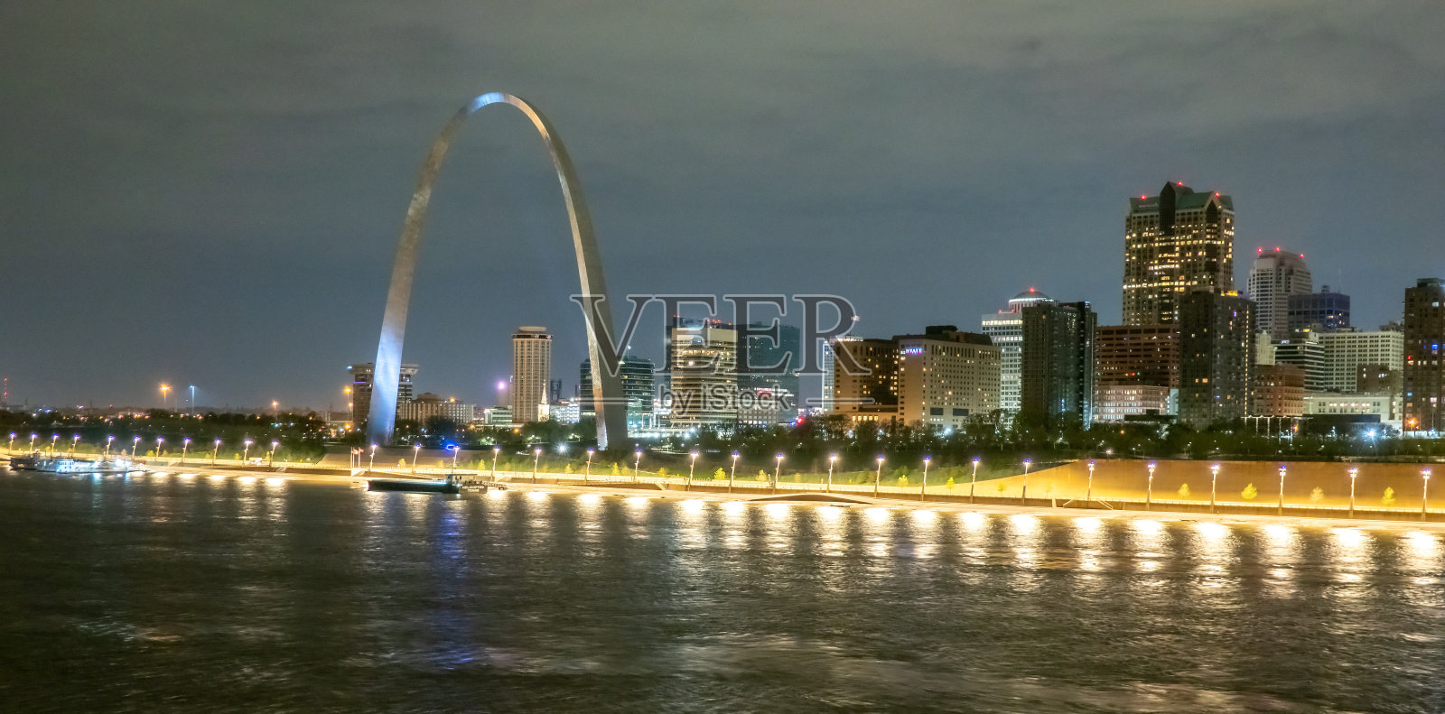 夜晚的圣路易斯城市天际线照片摄影图片