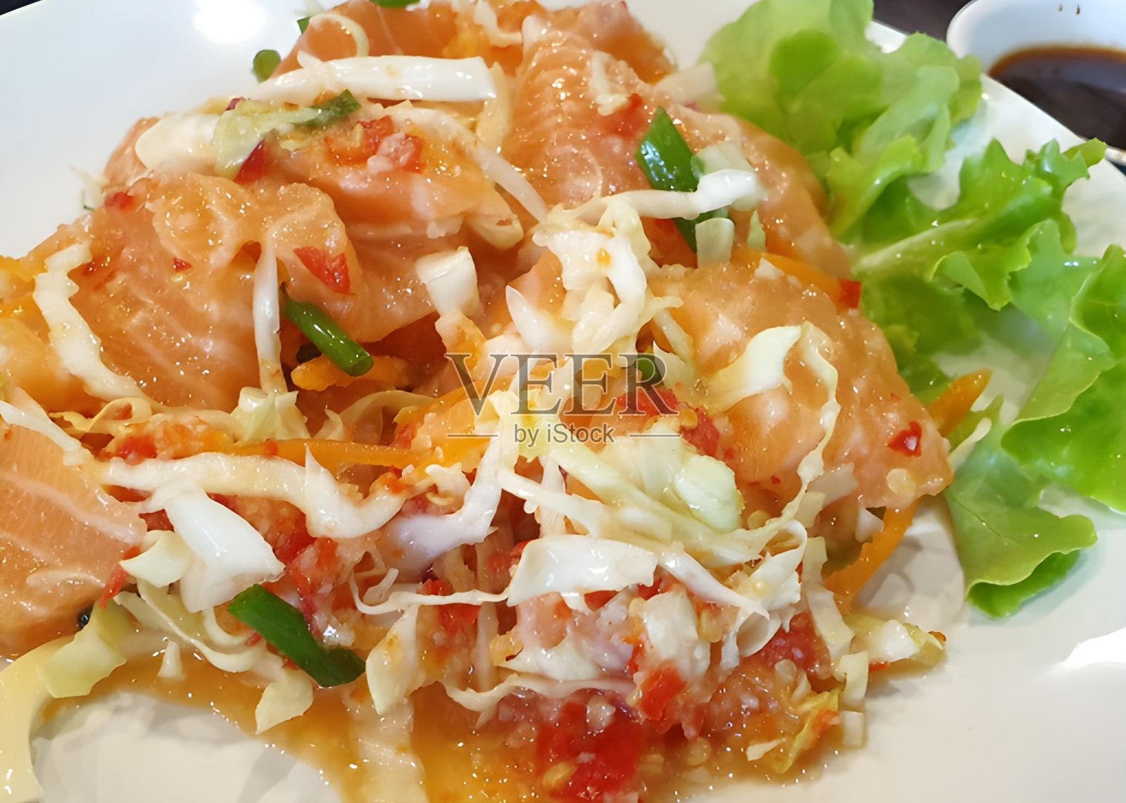 辣三文鱼沙拉照片摄影图片