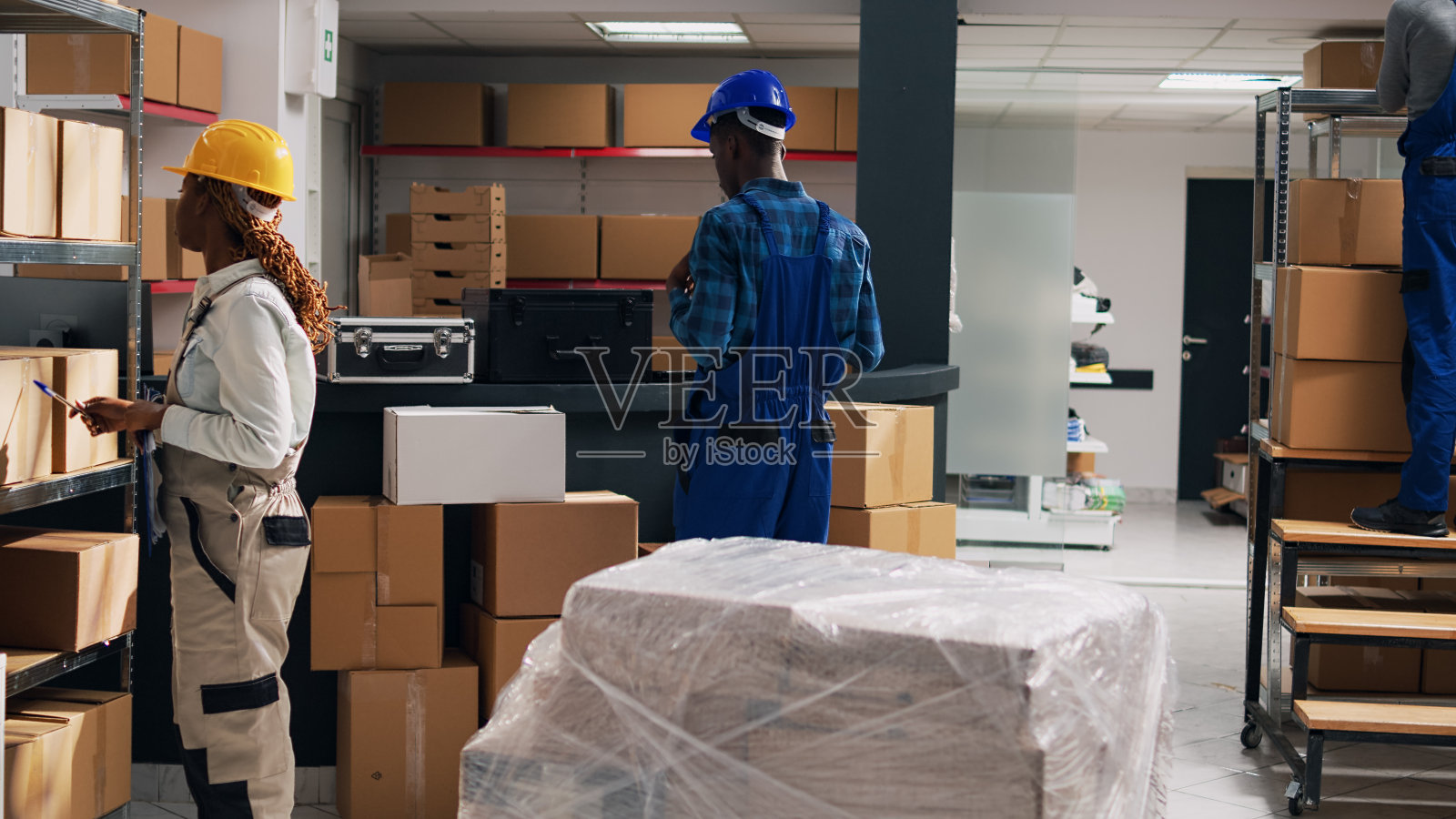 非裔美国监工正在检查包装中的货物照片摄影图片