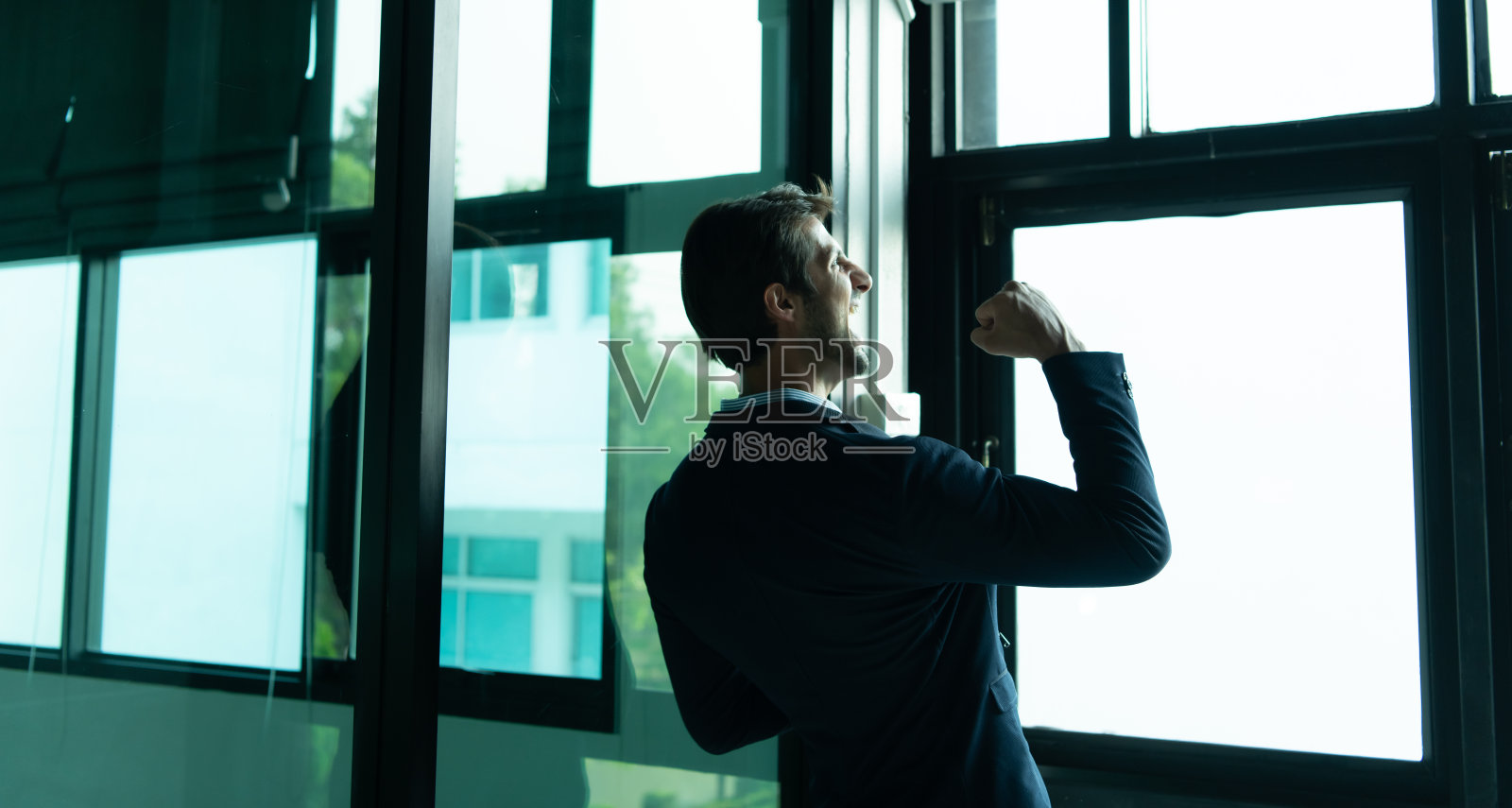 在机场候机楼等待长途旅行的商人情绪激动照片摄影图片