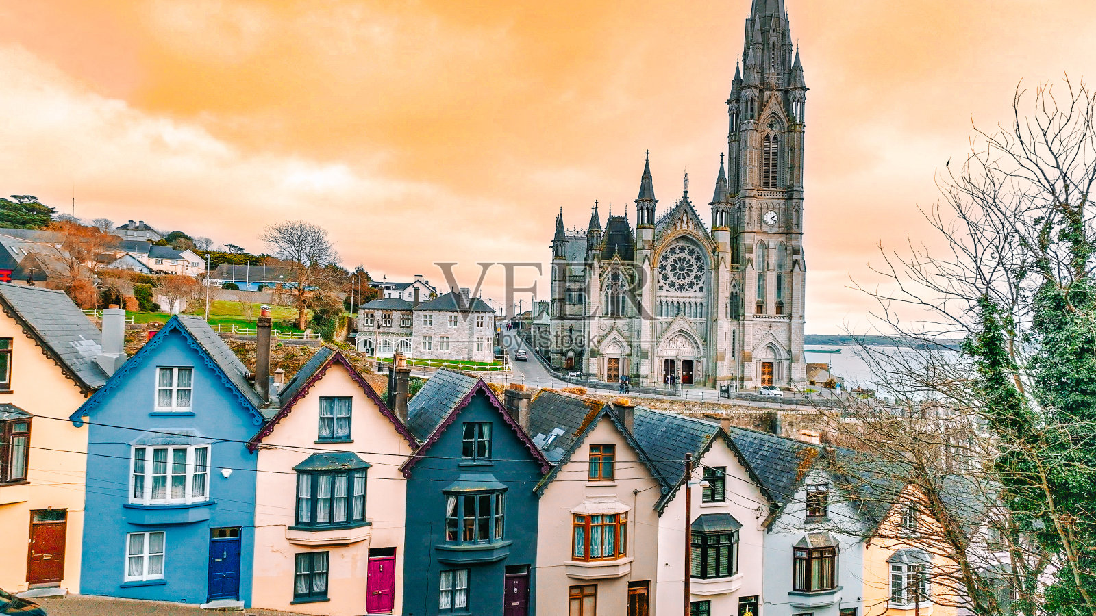 爱尔兰科布大教堂和彩色房屋航拍照片摄影图片