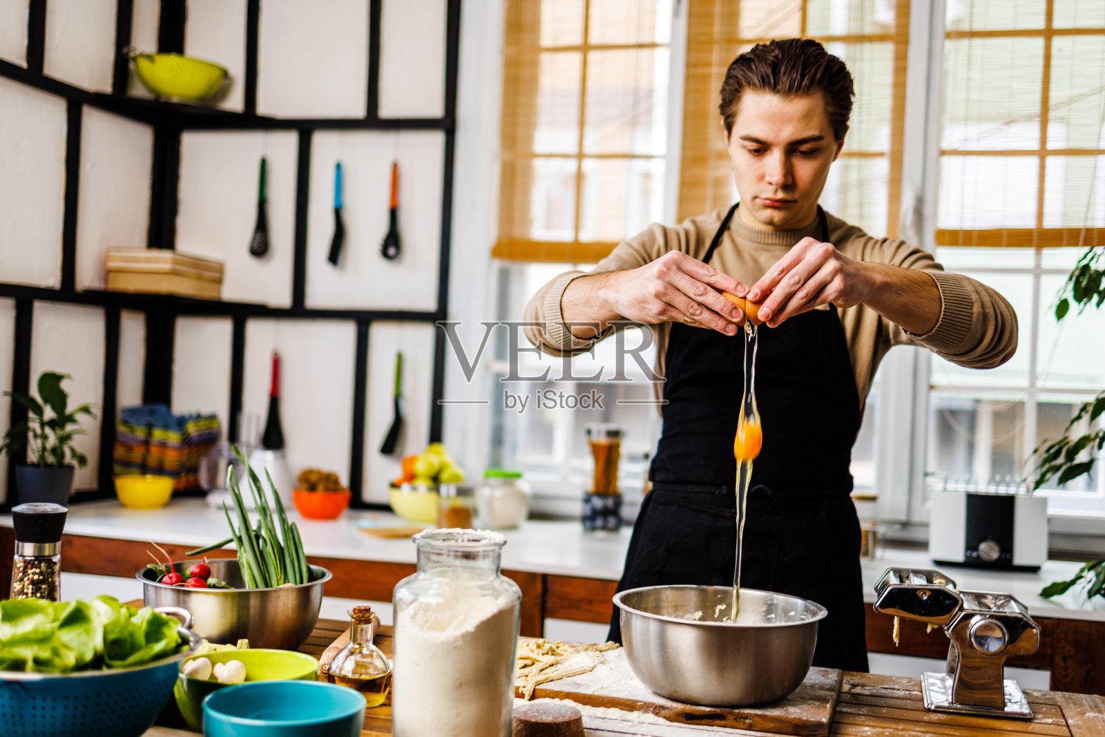 厨师打鸡蛋做面食照片摄影图片