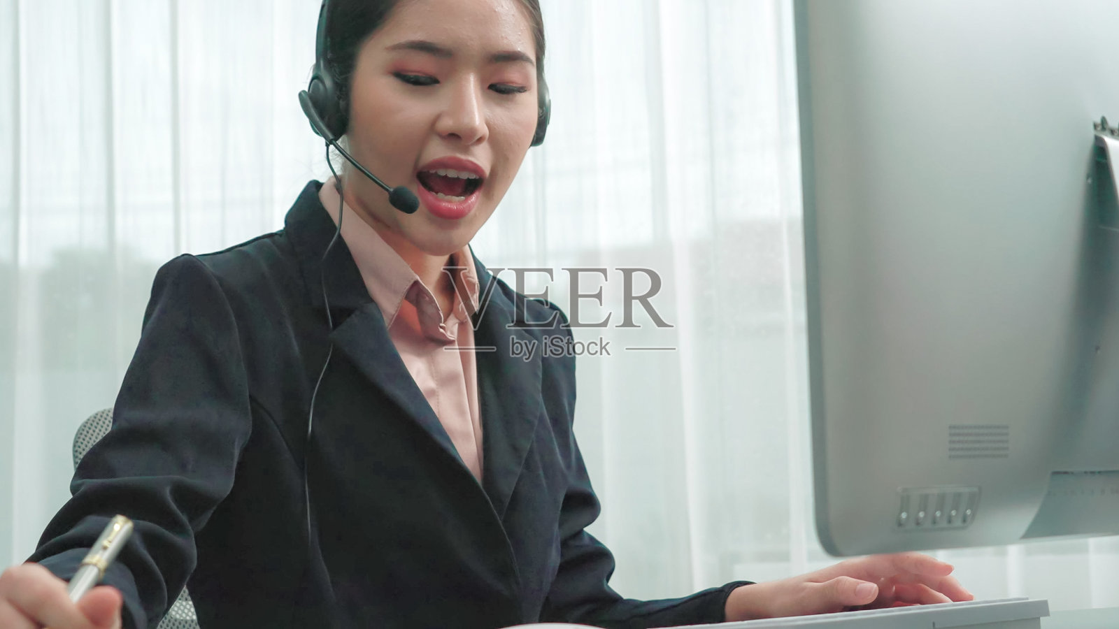 热情的女服务员为顾客提供周到的服务。照片摄影图片