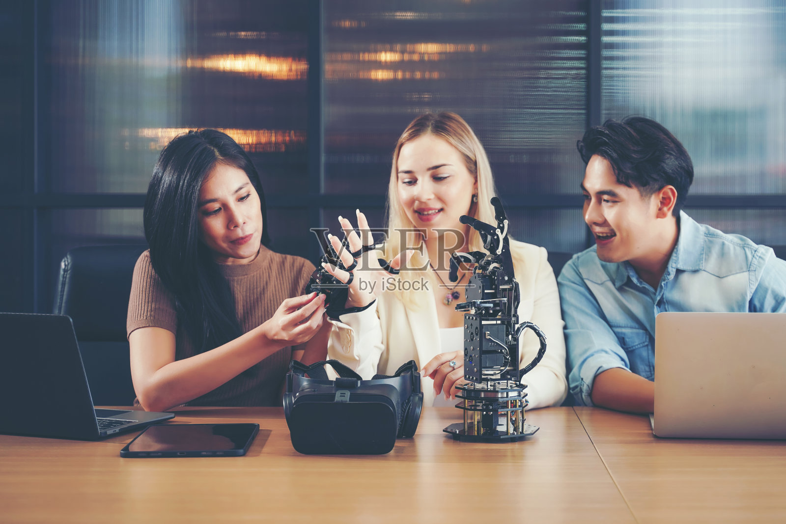 团队团队程序员和工程师工作AI机器人手臂系统。业务人员启动生产工艺技术照片摄影图片