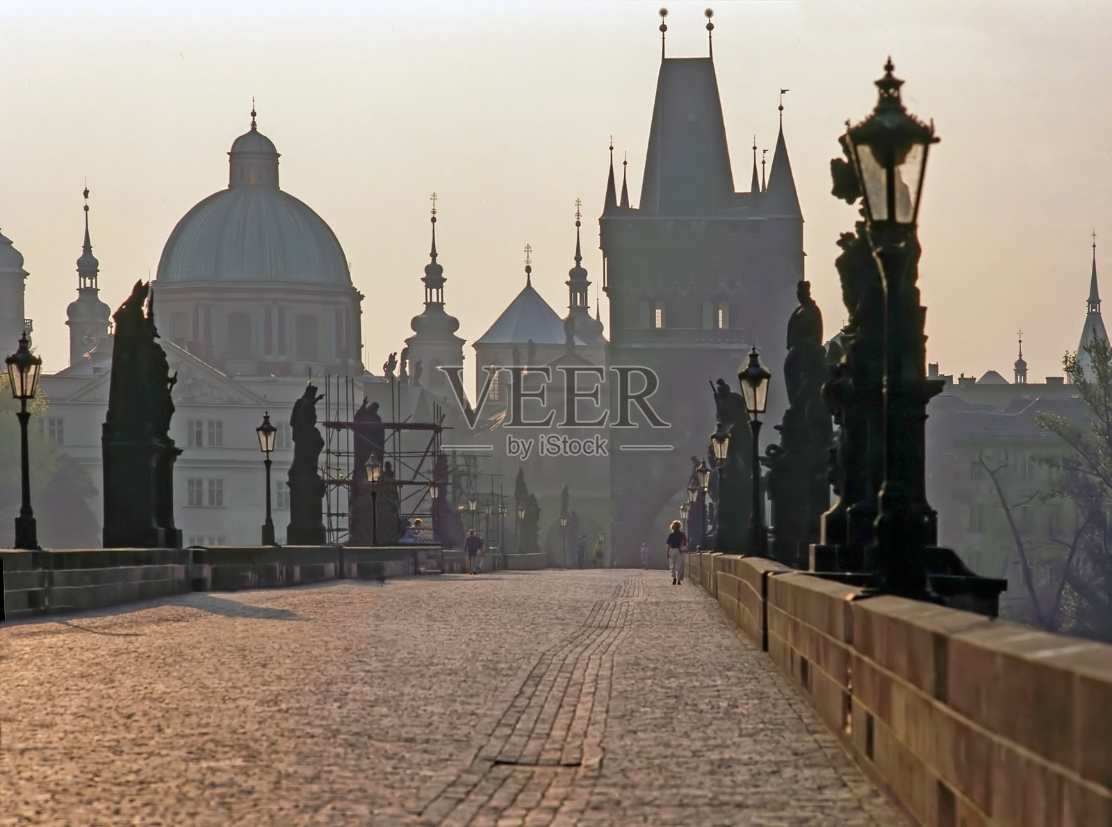 日出时的查理大桥，布拉格照片摄影图片
