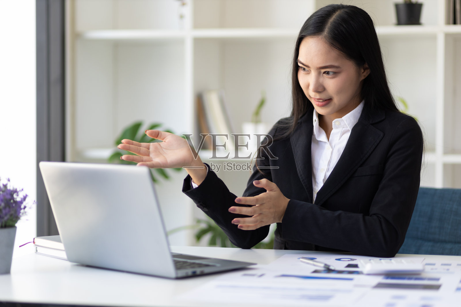 有吸引力的亚洲女商人在办公室用笔记本电脑工作。照片摄影图片