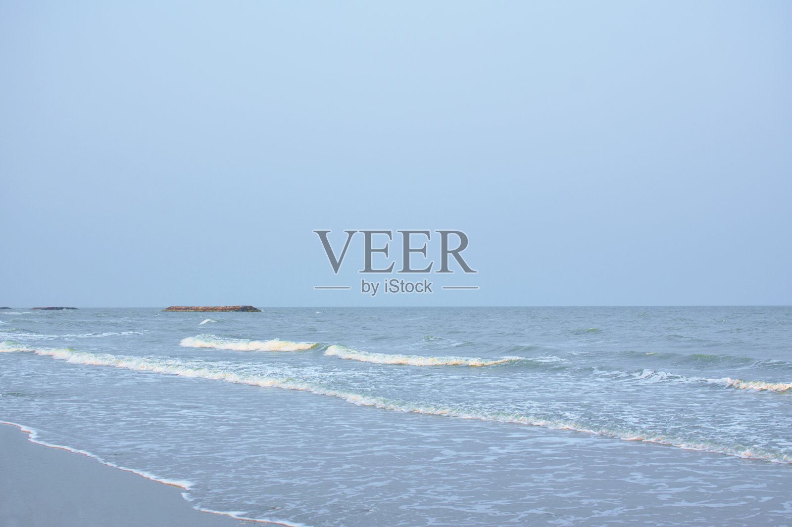 海浪涌动到泰国潮三然海滩旅游地点照片摄影图片