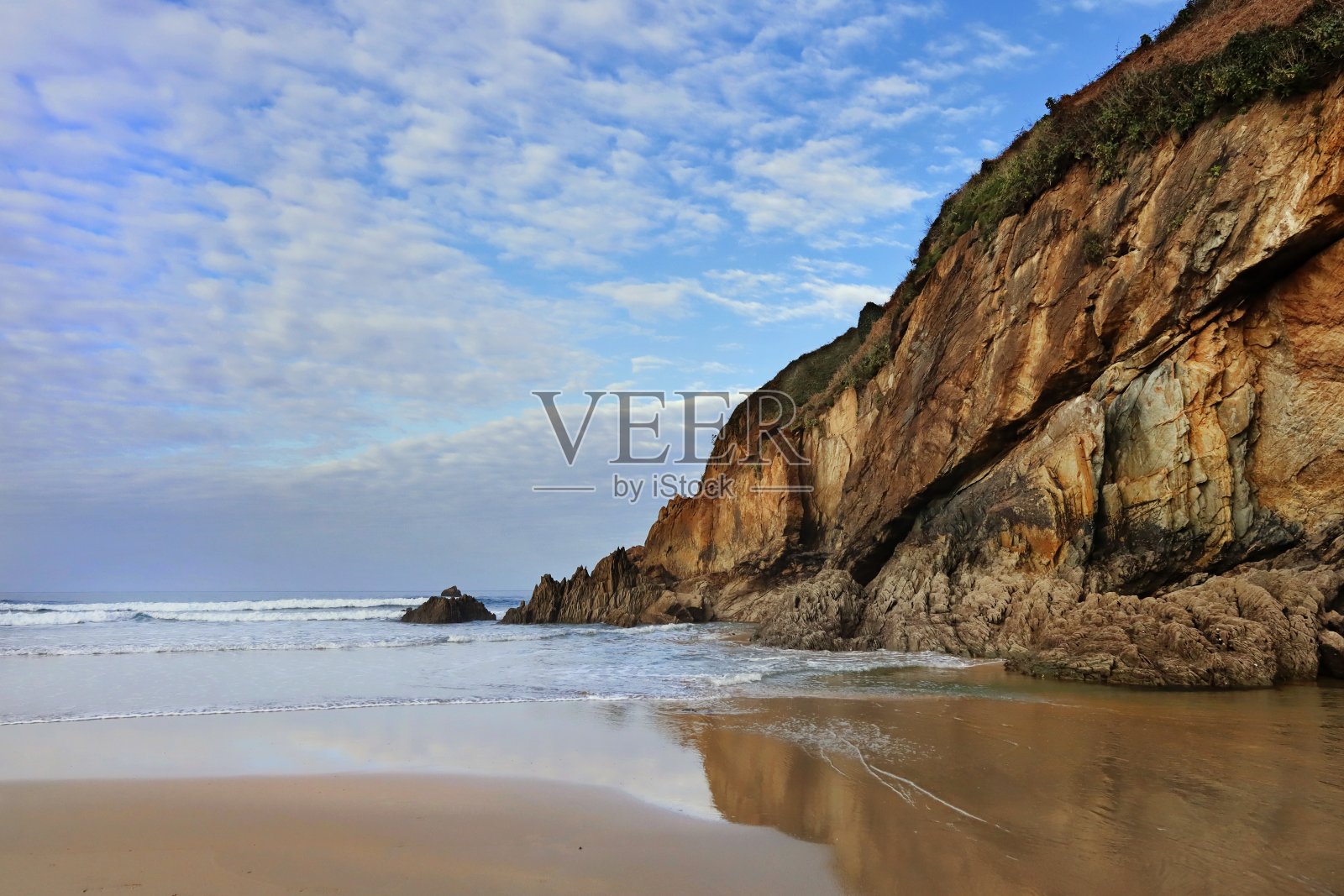 阿斯图里亚斯阿吉拉尔海滩的悬崖照片摄影图片