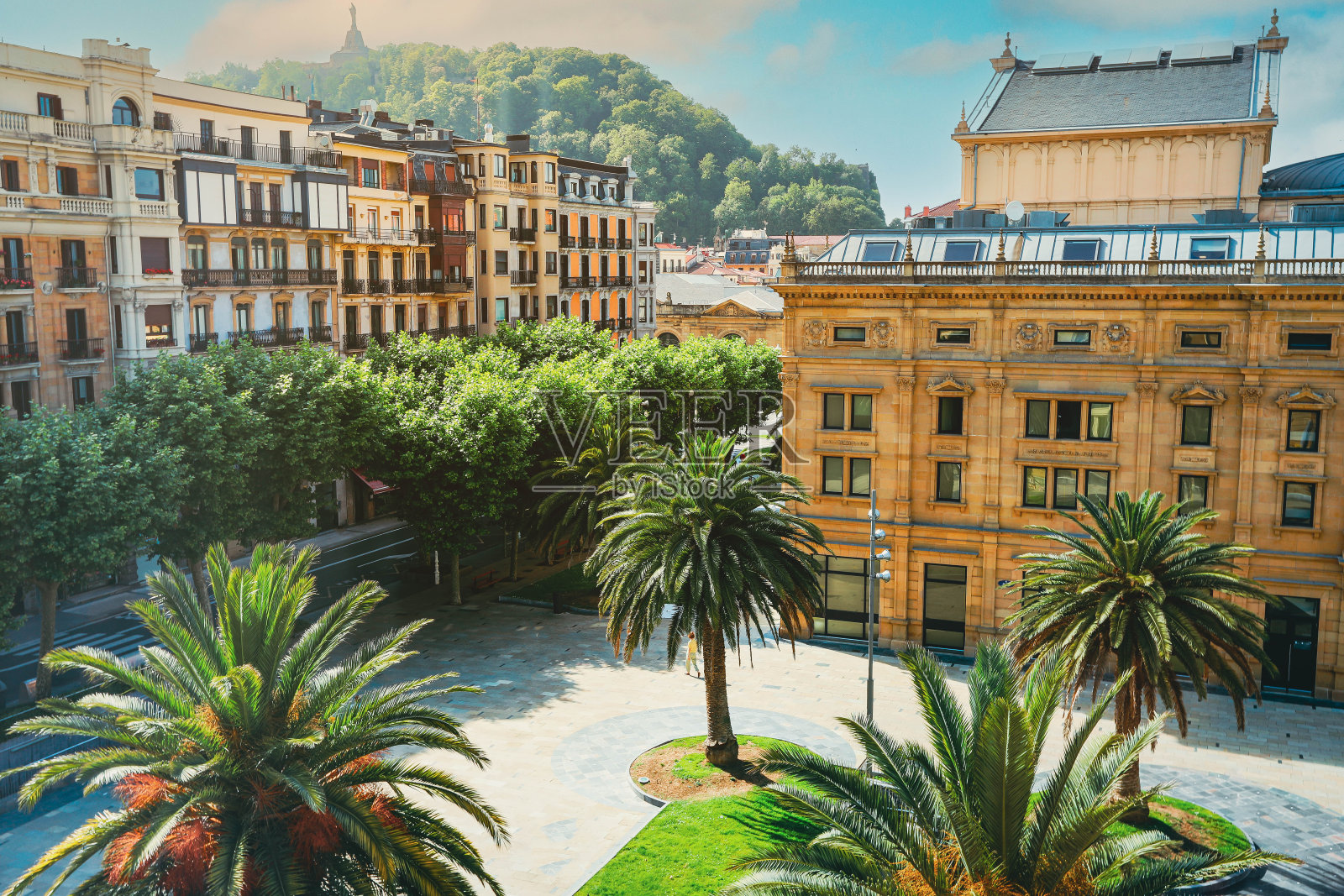 圣塞巴斯蒂安的现代城市建筑和梧桐树照片摄影图片