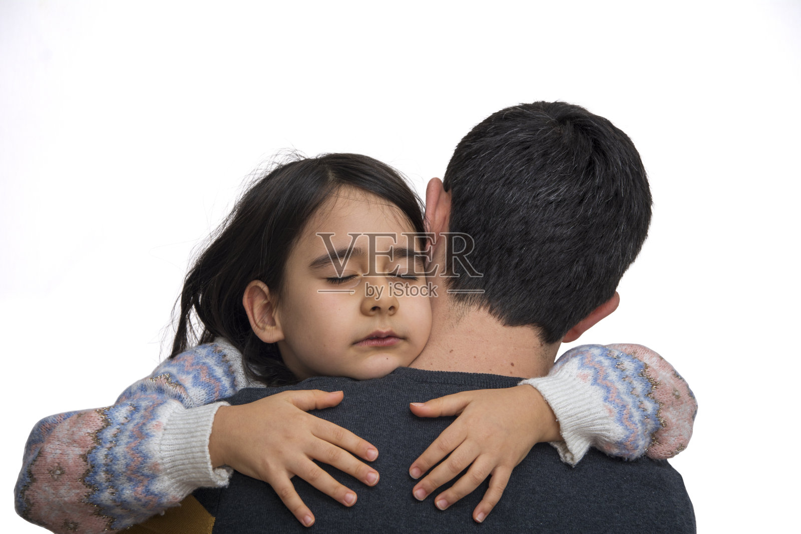 小女孩哭着拥抱父亲照片摄影图片