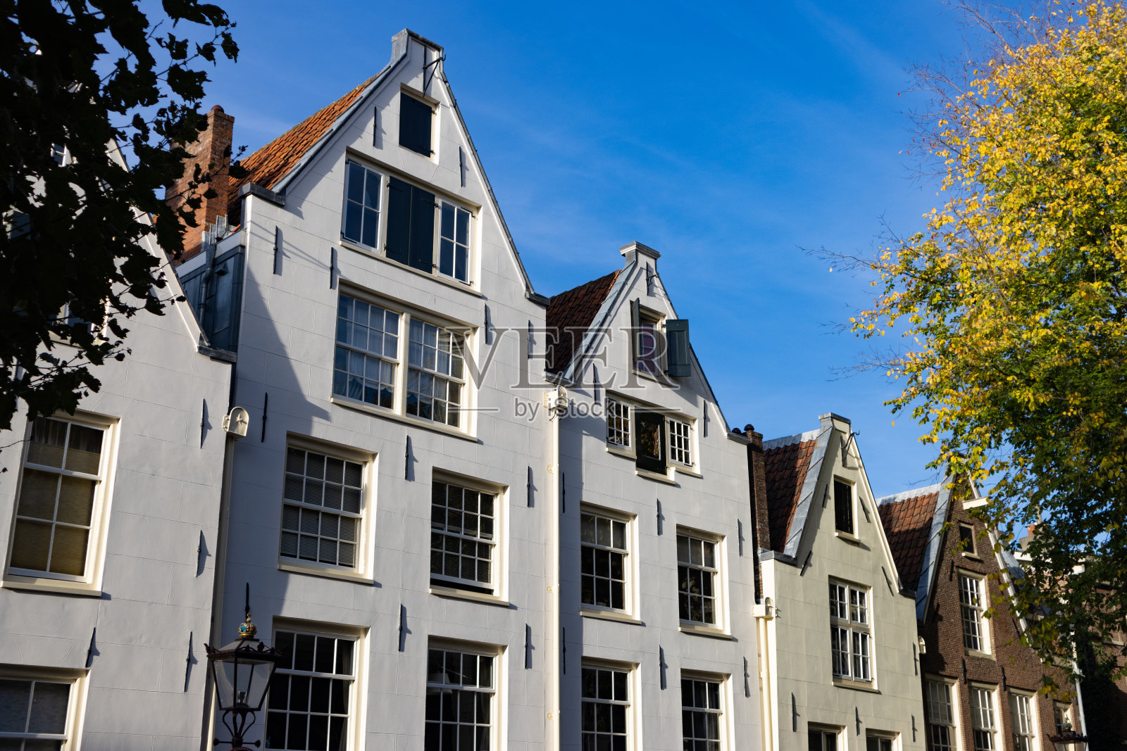 秋天阿姆斯特丹Centrum区的一排美丽的历史建筑照片摄影图片