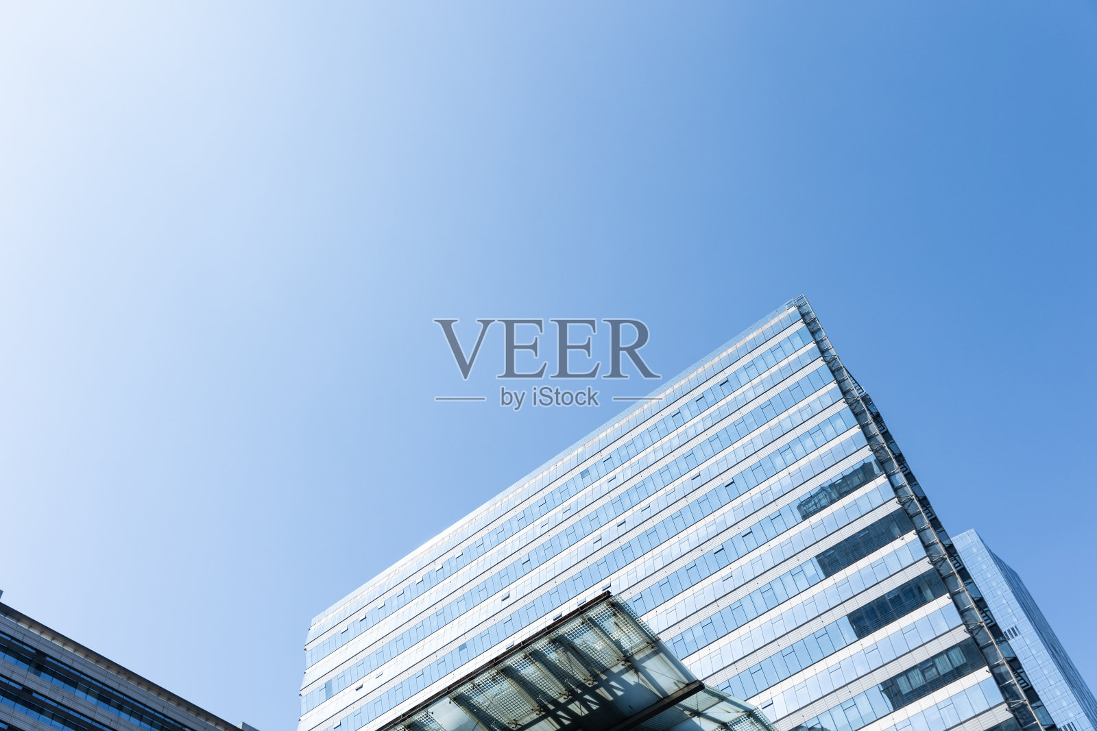 办公楼，低角度视野照片摄影图片