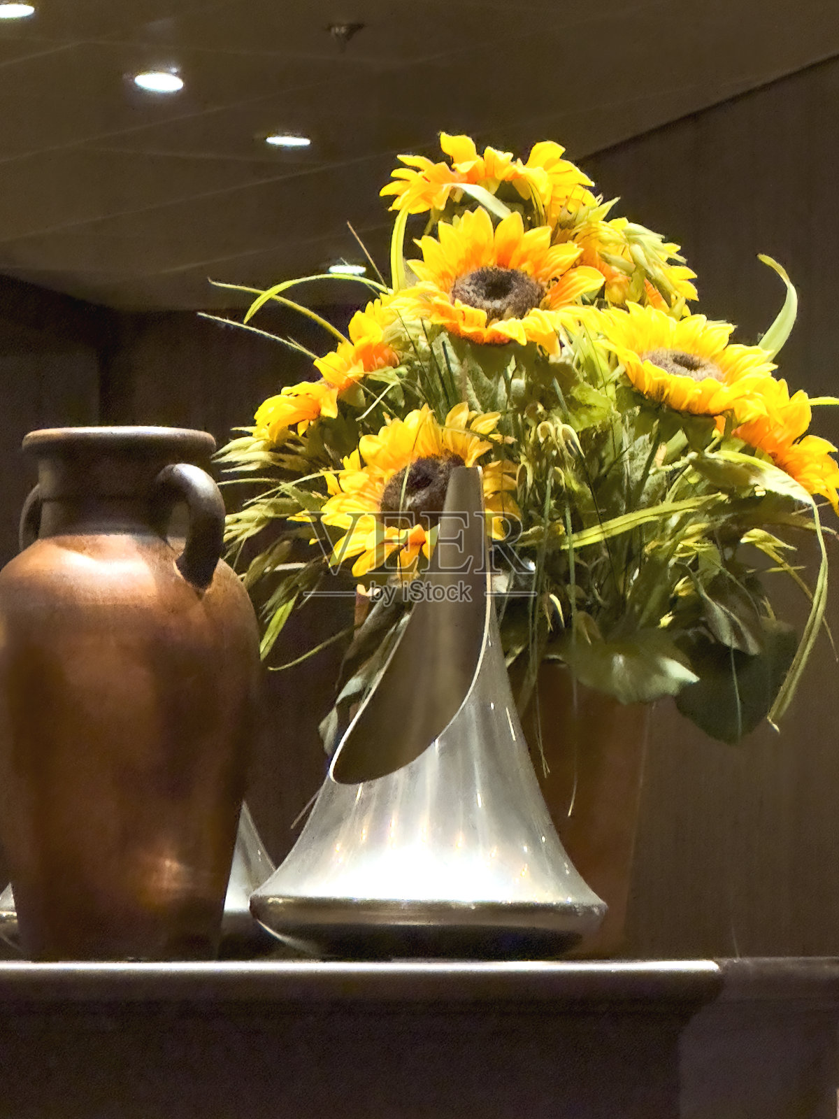 向日葵和花瓶照片摄影图片