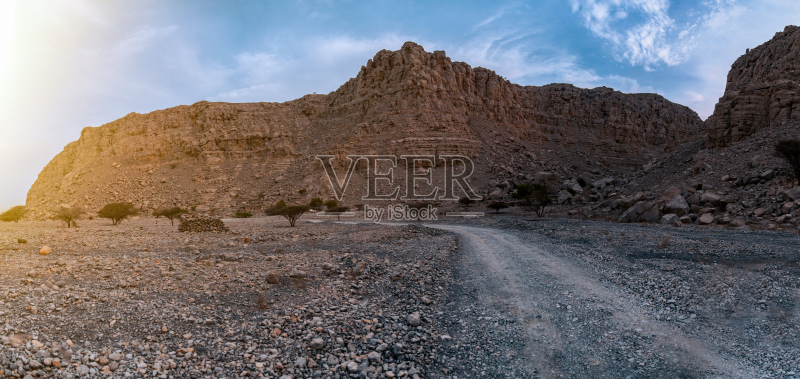 沙漠中的山脉照片摄影图片