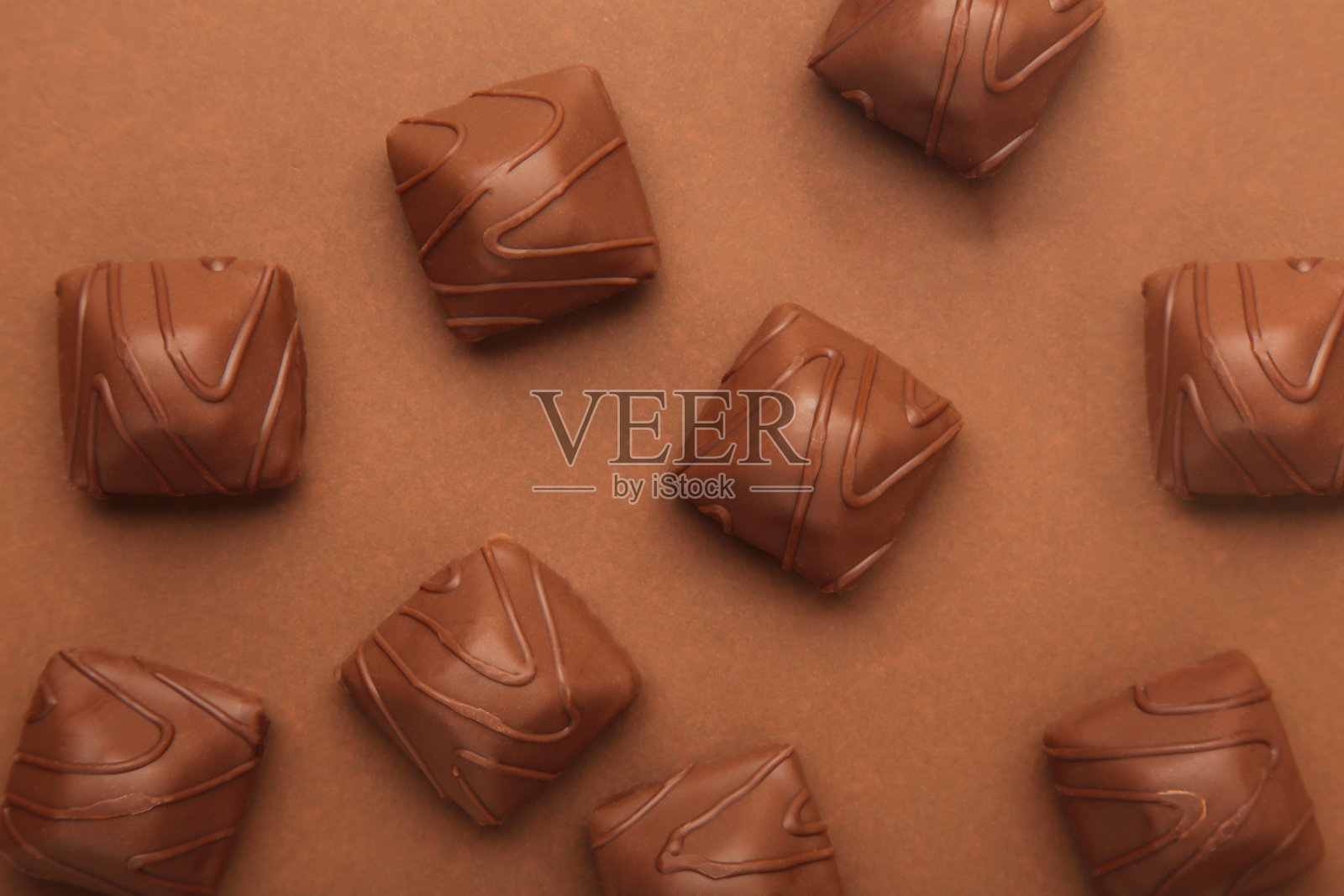 棕色背景的巧克力糖果。俯视图照片摄影图片