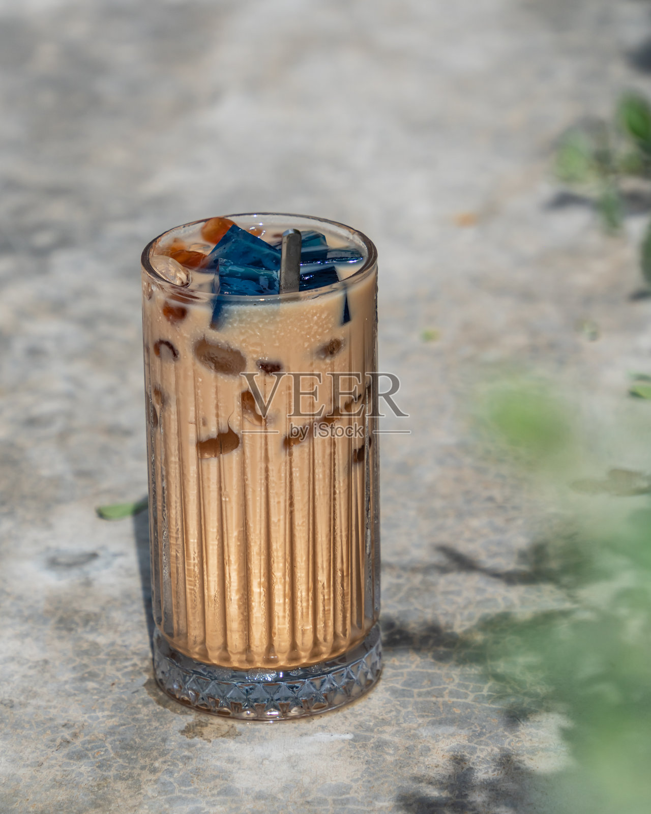 各种牛奶奶茶在高脚杯，蝴蝶茶和黑色。库存图片照片摄影图片