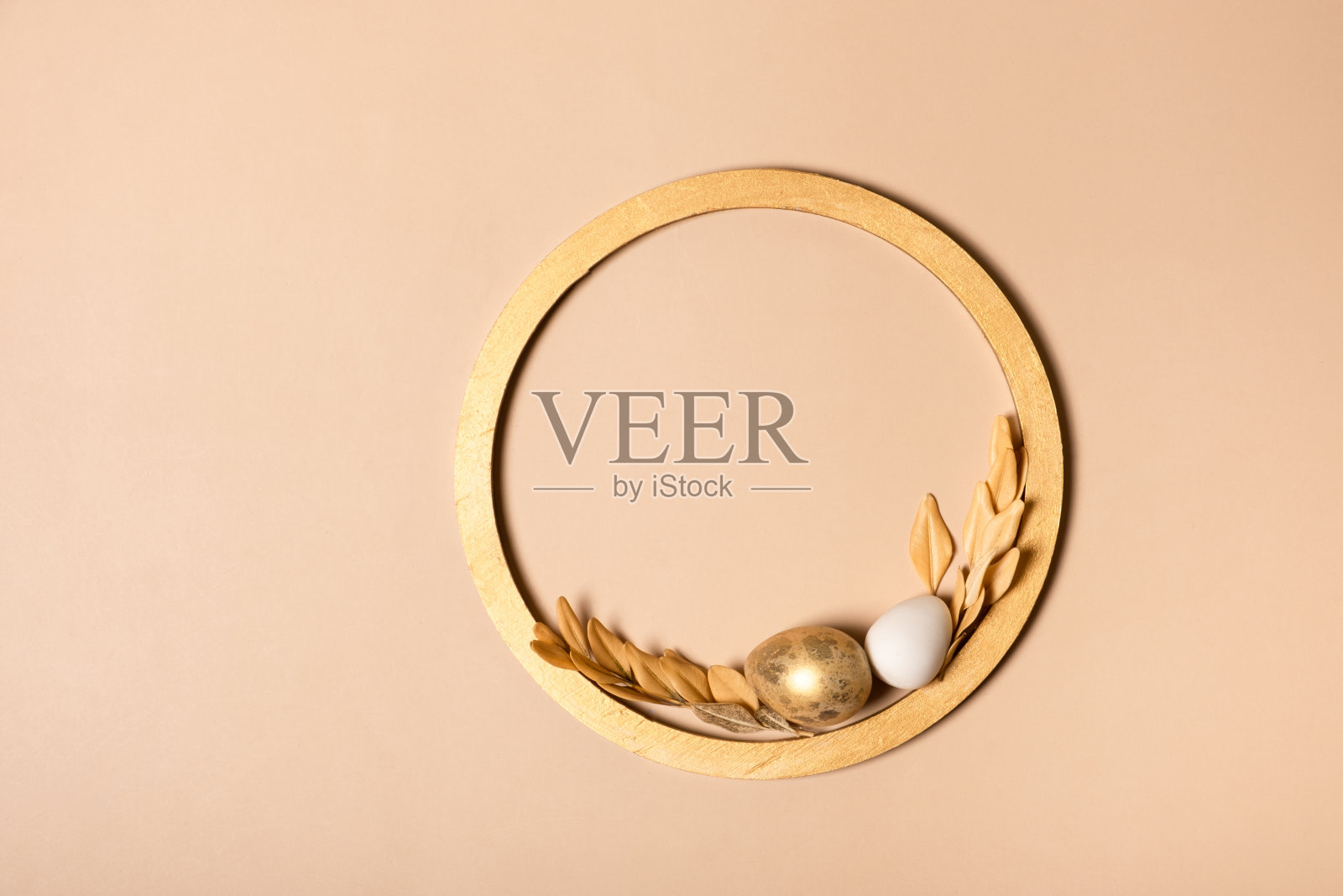 金色框架复制空间和复活节彩蛋组成装饰的树枝。复活节模拟，平铺，模板照片摄影图片