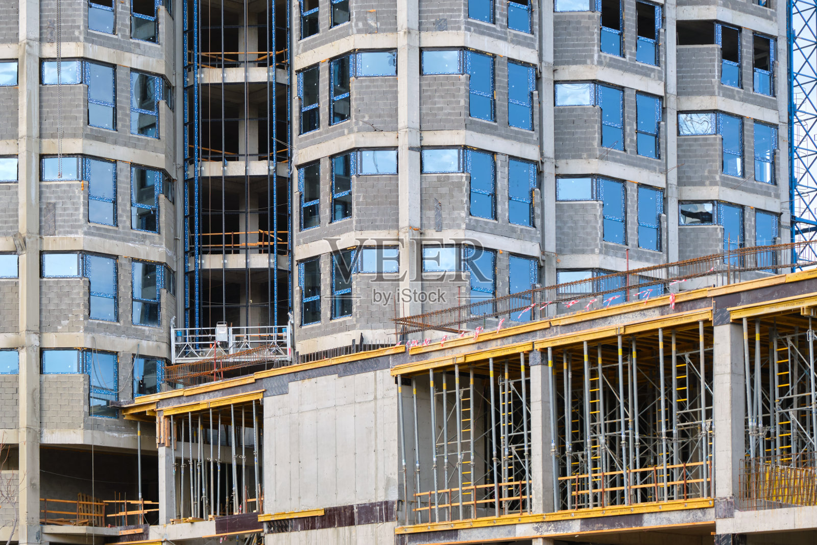 一个新住宅摩天大楼的建设特写。照片摄影图片