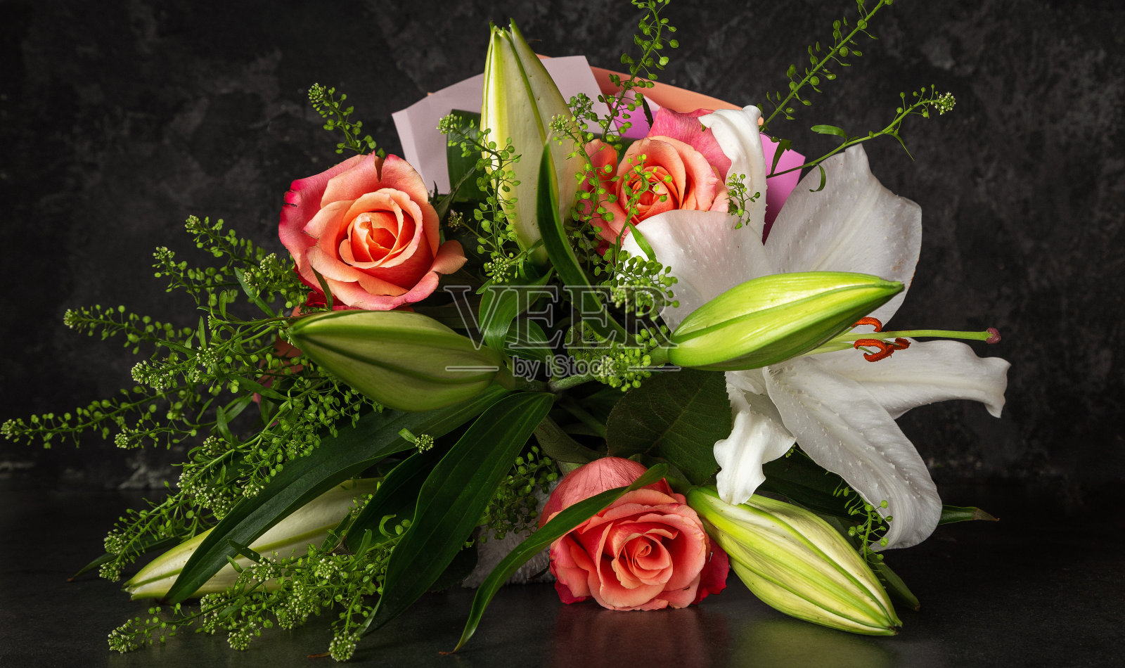 白色百合和粉色玫瑰的花束照片摄影图片