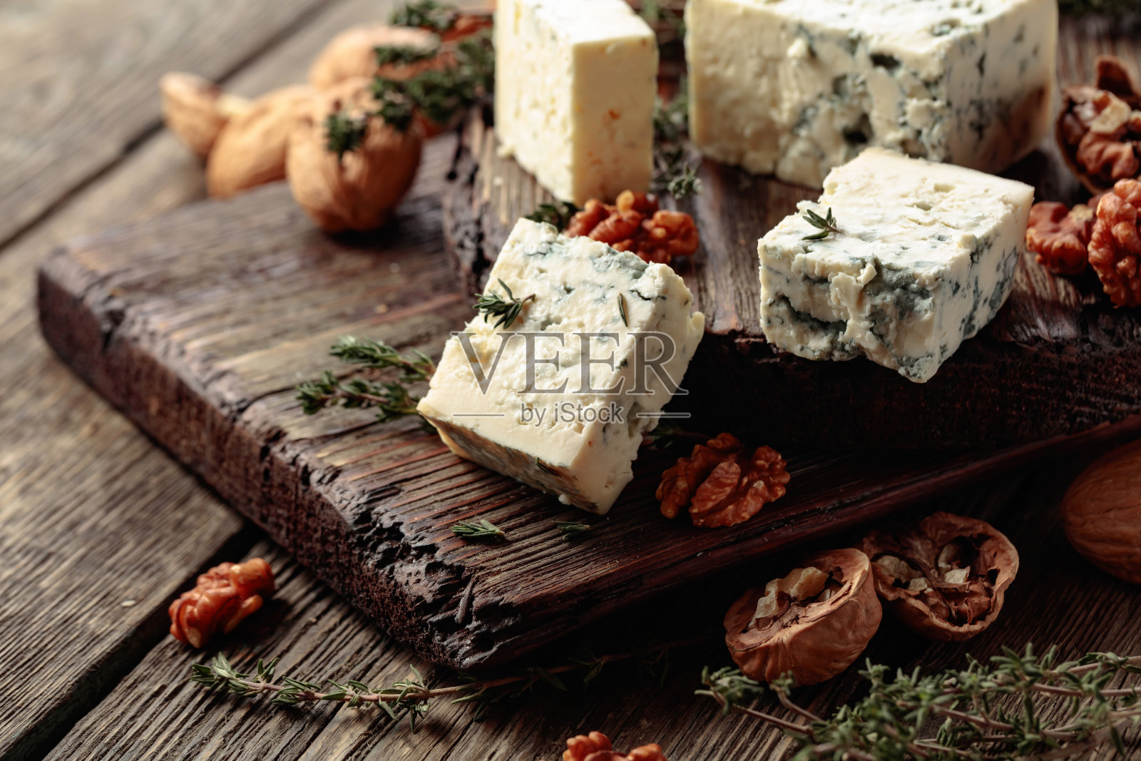 蓝纹奶酪配核桃和百里香。照片摄影图片