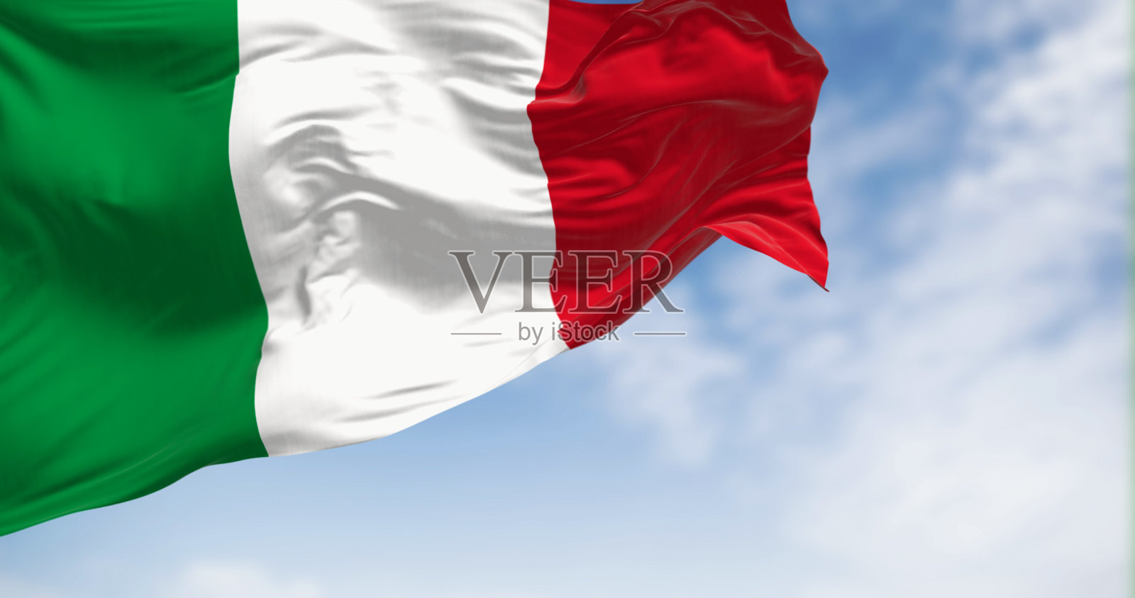 在一个晴朗的日子里，意大利国旗在风中飘扬照片摄影图片