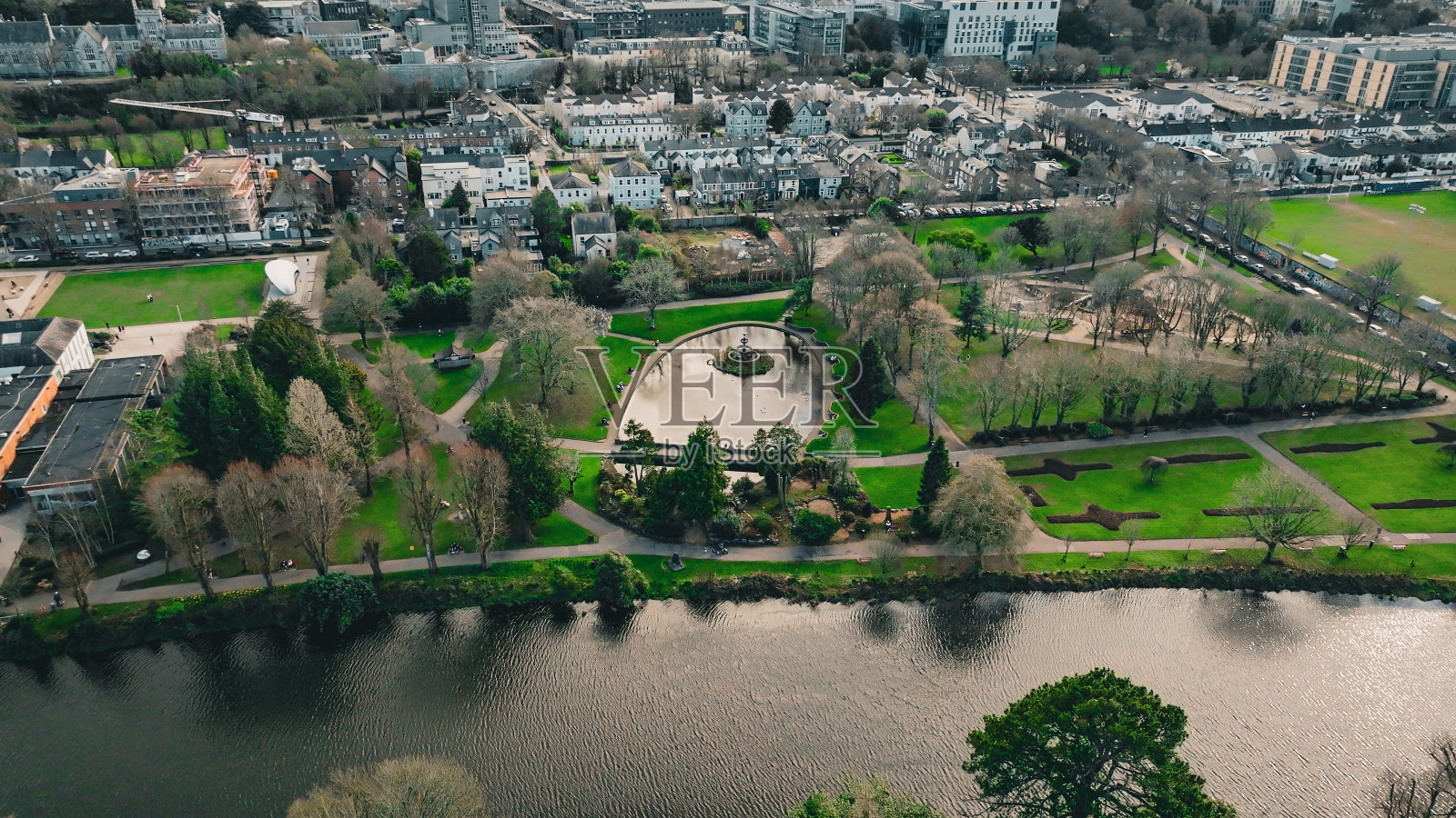 科克市菲茨杰拉德公园鸟瞰图，滨江城市公园，城市内的绿地，李河旁的公共公园照片摄影图片
