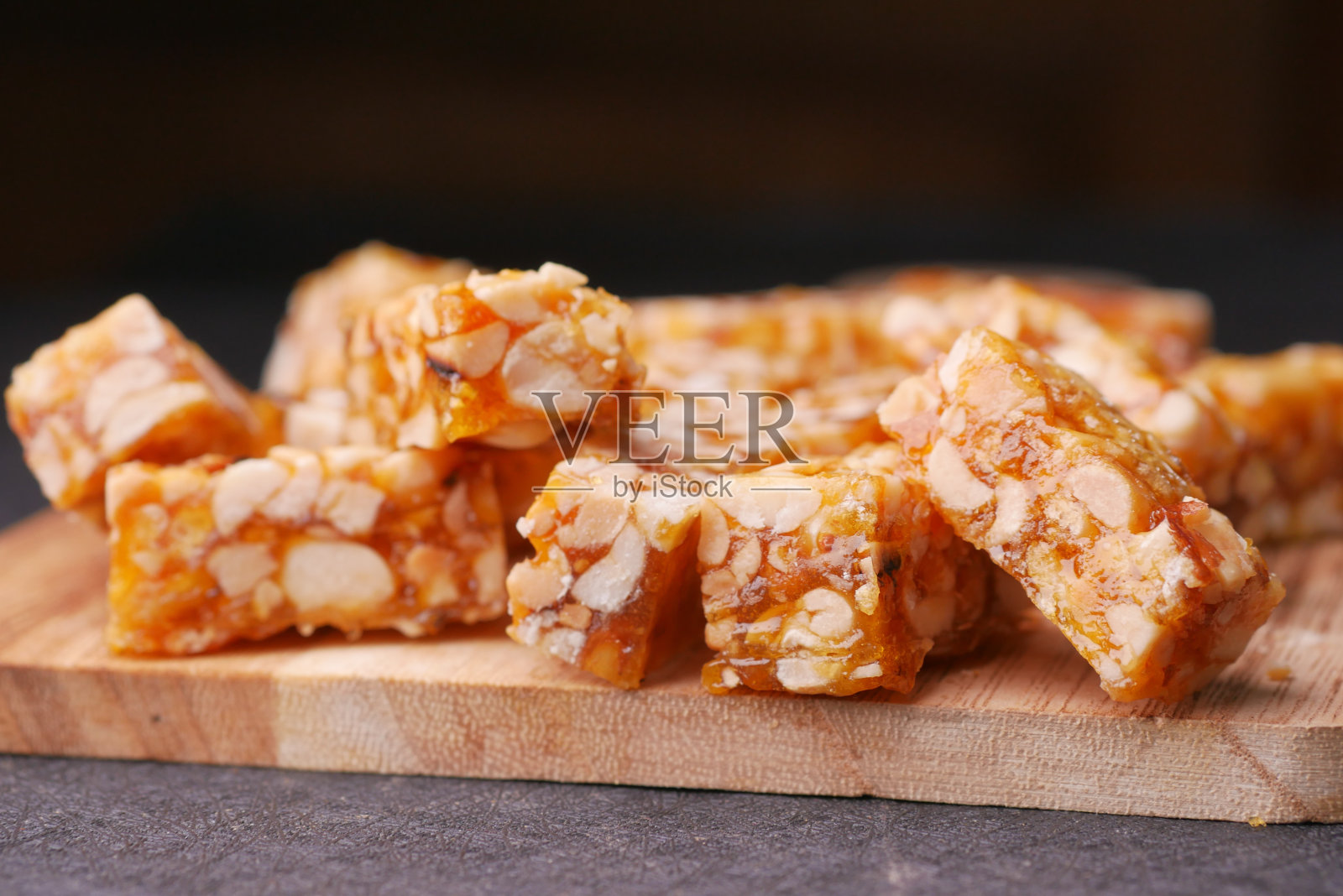 花生，桌上的糖果照片摄影图片