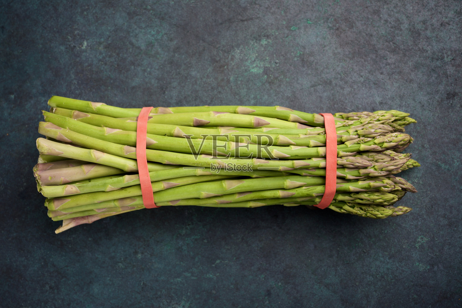 桌上放着绿芦笋。照片摄影图片