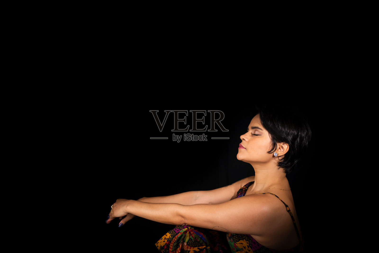 美丽自信的女人的工作室肖像。照片摄影图片