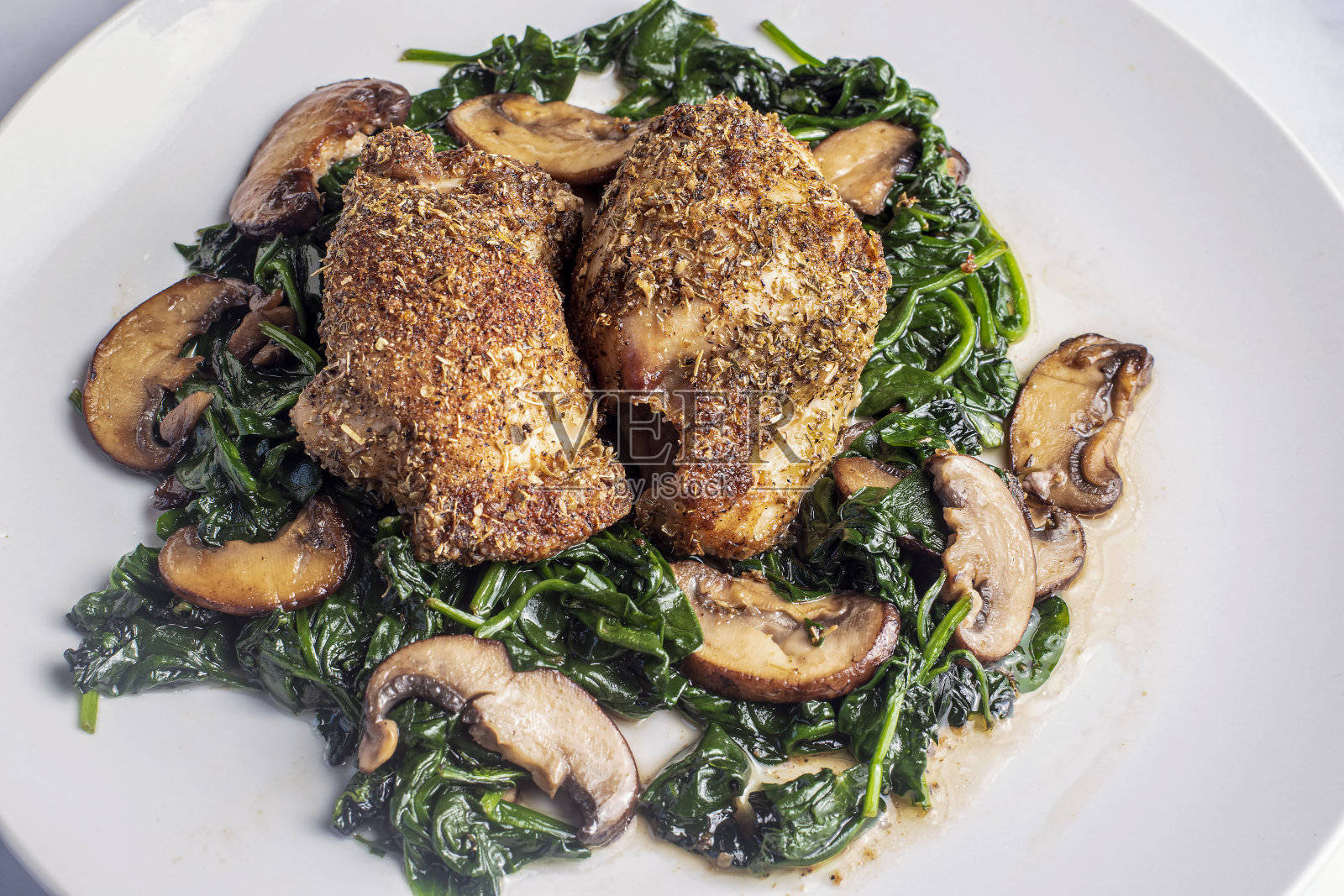 去骨鸡腿配炒菠菜和蘑菇照片摄影图片