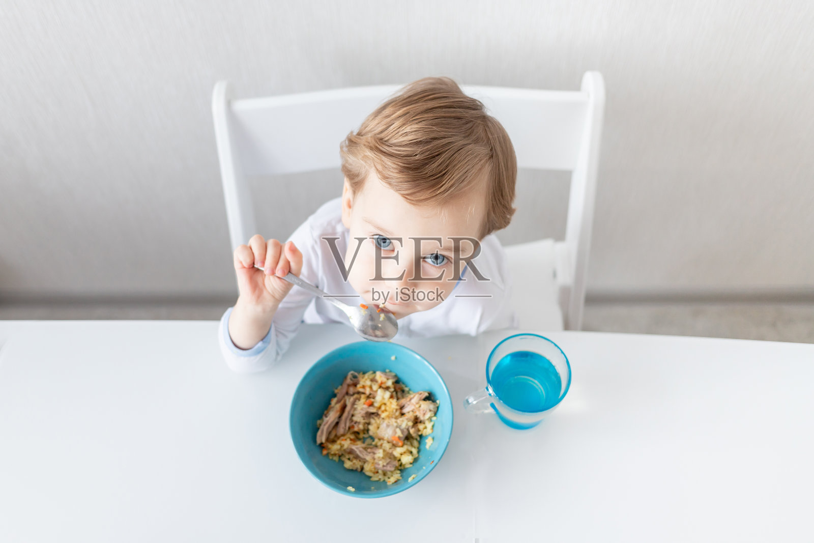 宝宝在家用勺子吃饭，孩子的食物和营养概念照片摄影图片