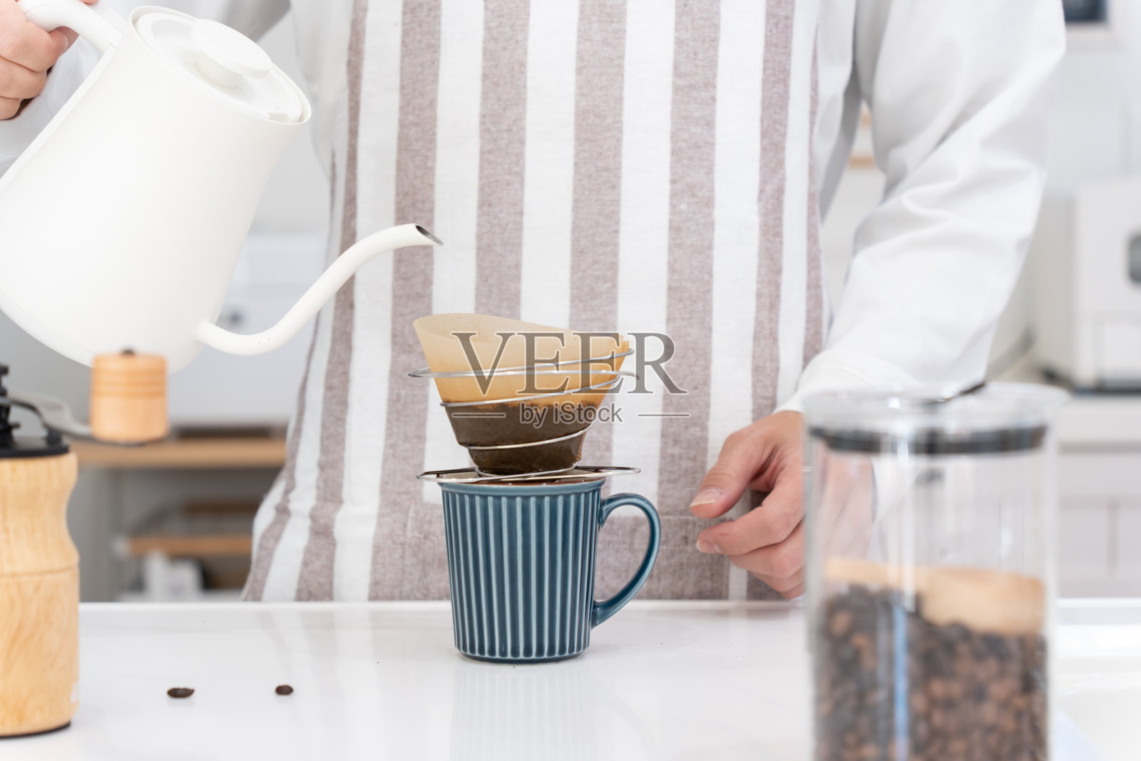 四十多岁的亚洲男人在煮咖啡照片摄影图片