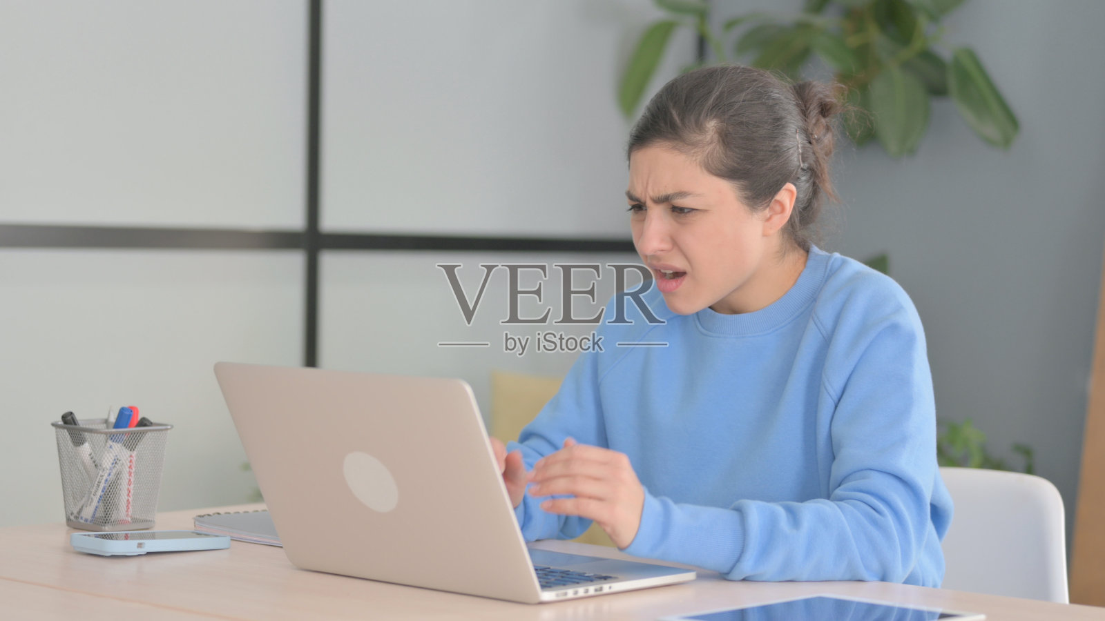 印度女性在办公室工作时对失去的反应照片摄影图片