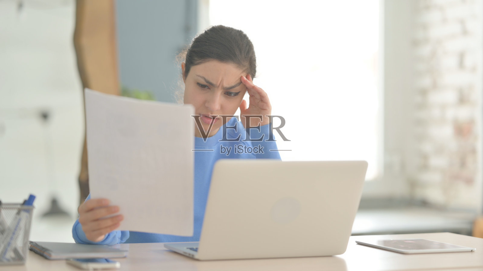 印度妇女在做文书工作时感到心烦意乱照片摄影图片