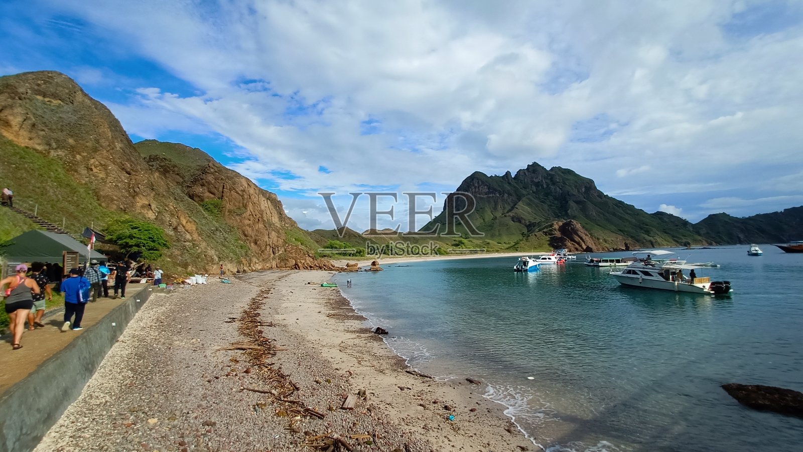 海湾里的船只和游客照片摄影图片