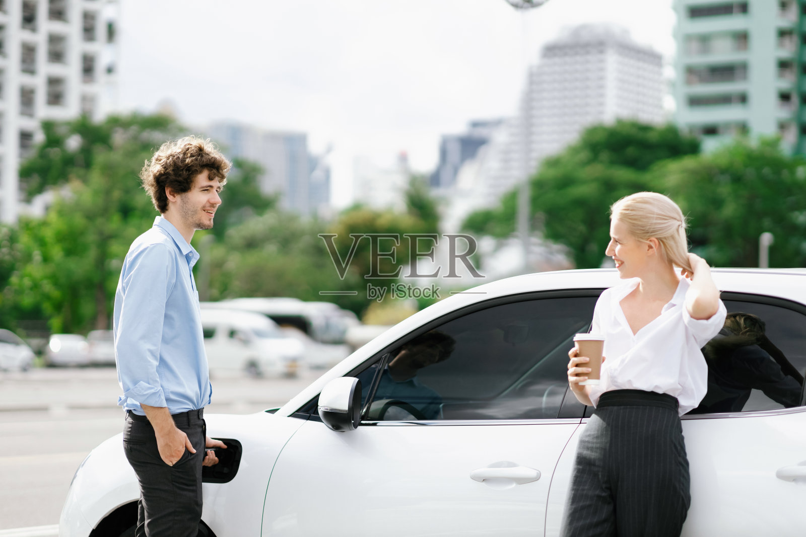 进步的商人和女商人在公共充电站喝咖啡照片摄影图片