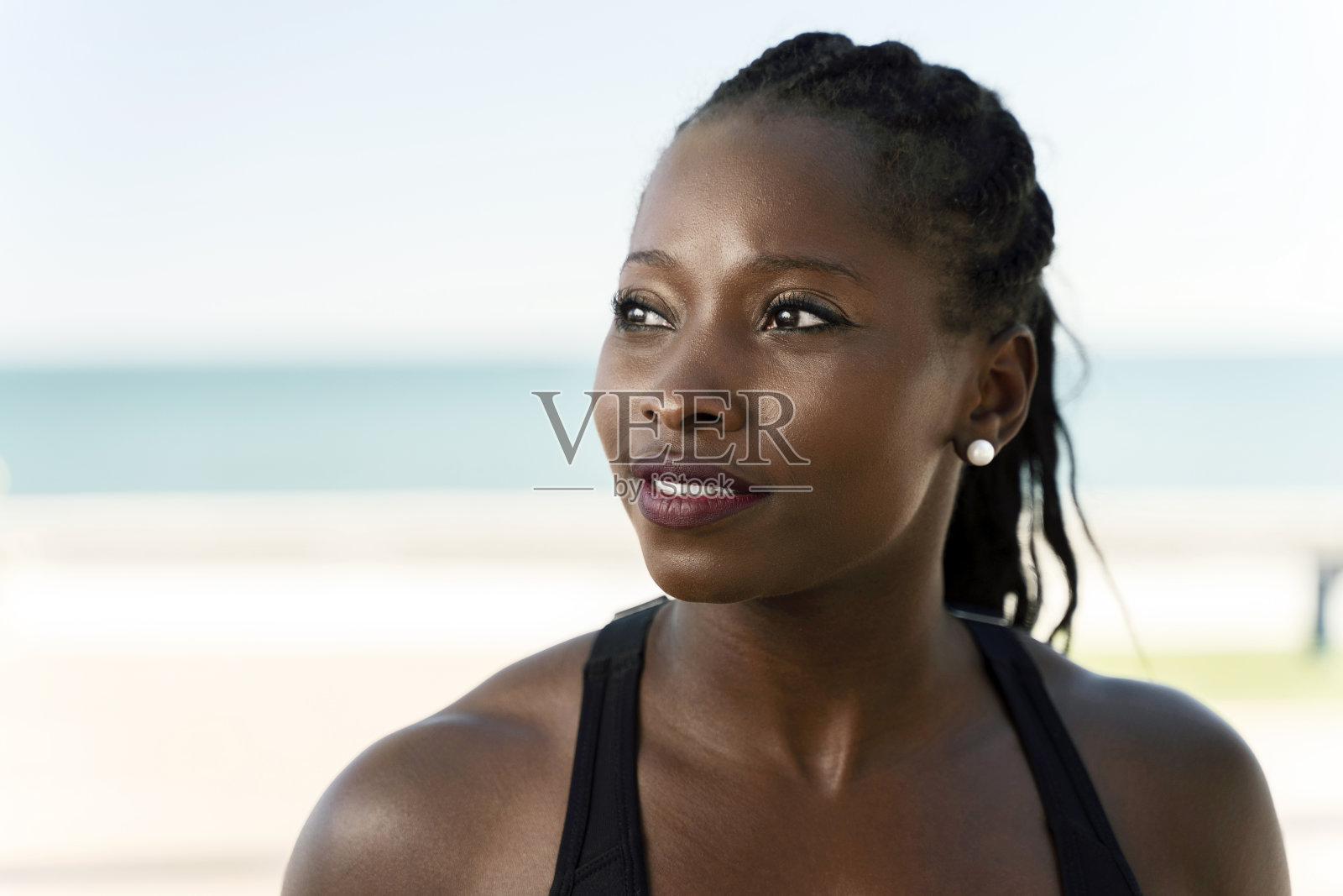 运动结束后，多种族妇女微笑着看着远方照片摄影图片