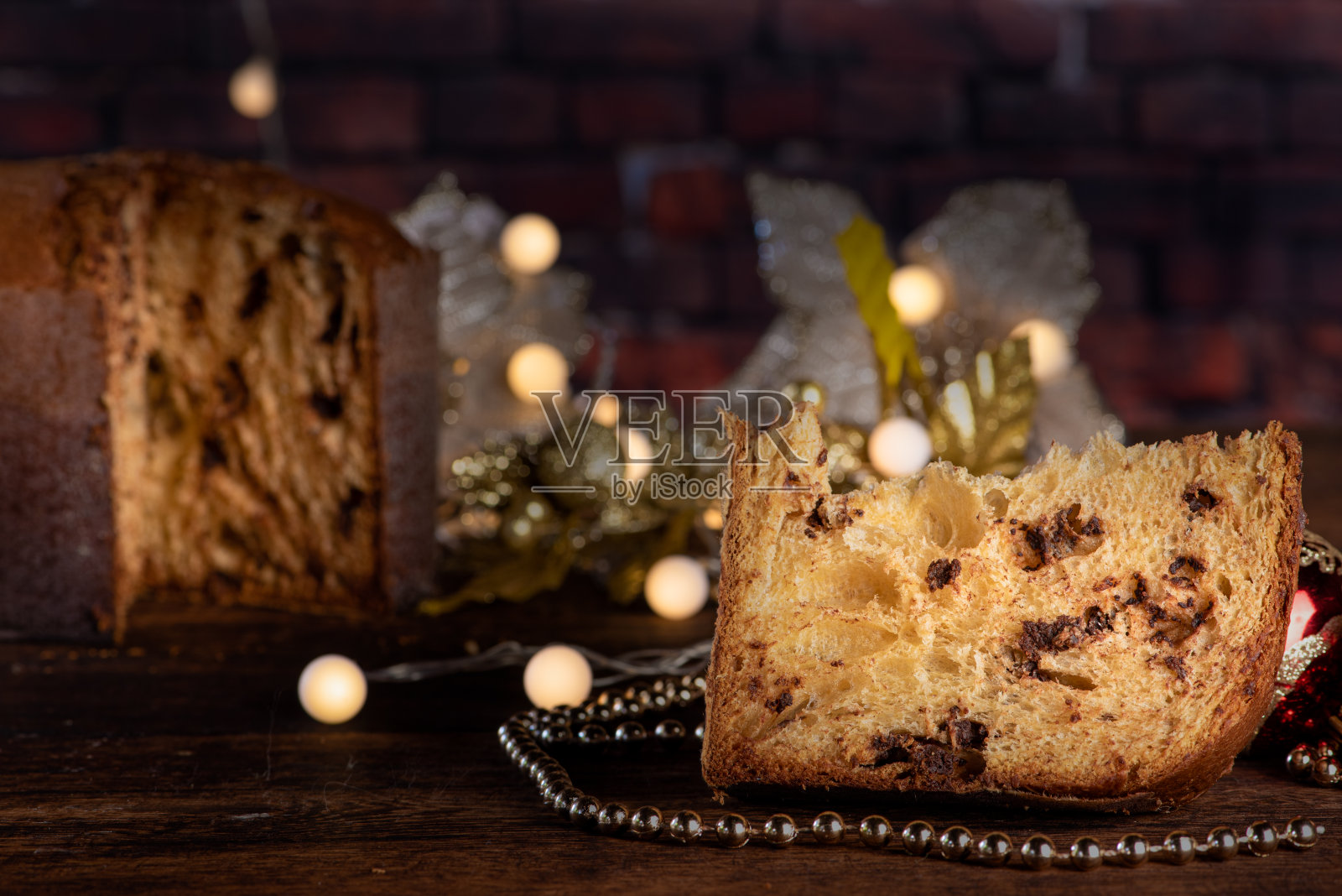 巧克力色，圣诞场景在低光与巧克力色，深色背景，选择性聚焦。照片摄影图片