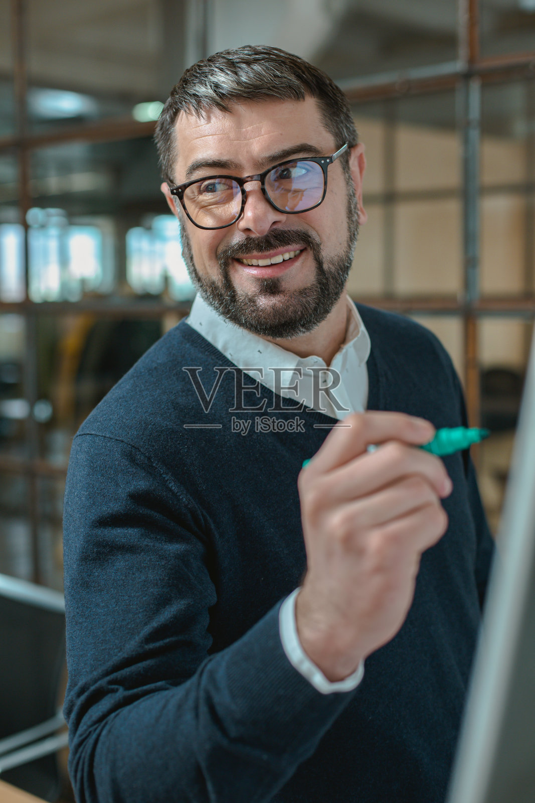 快乐的企业家在董事会上讨论商业想法和计划照片摄影图片